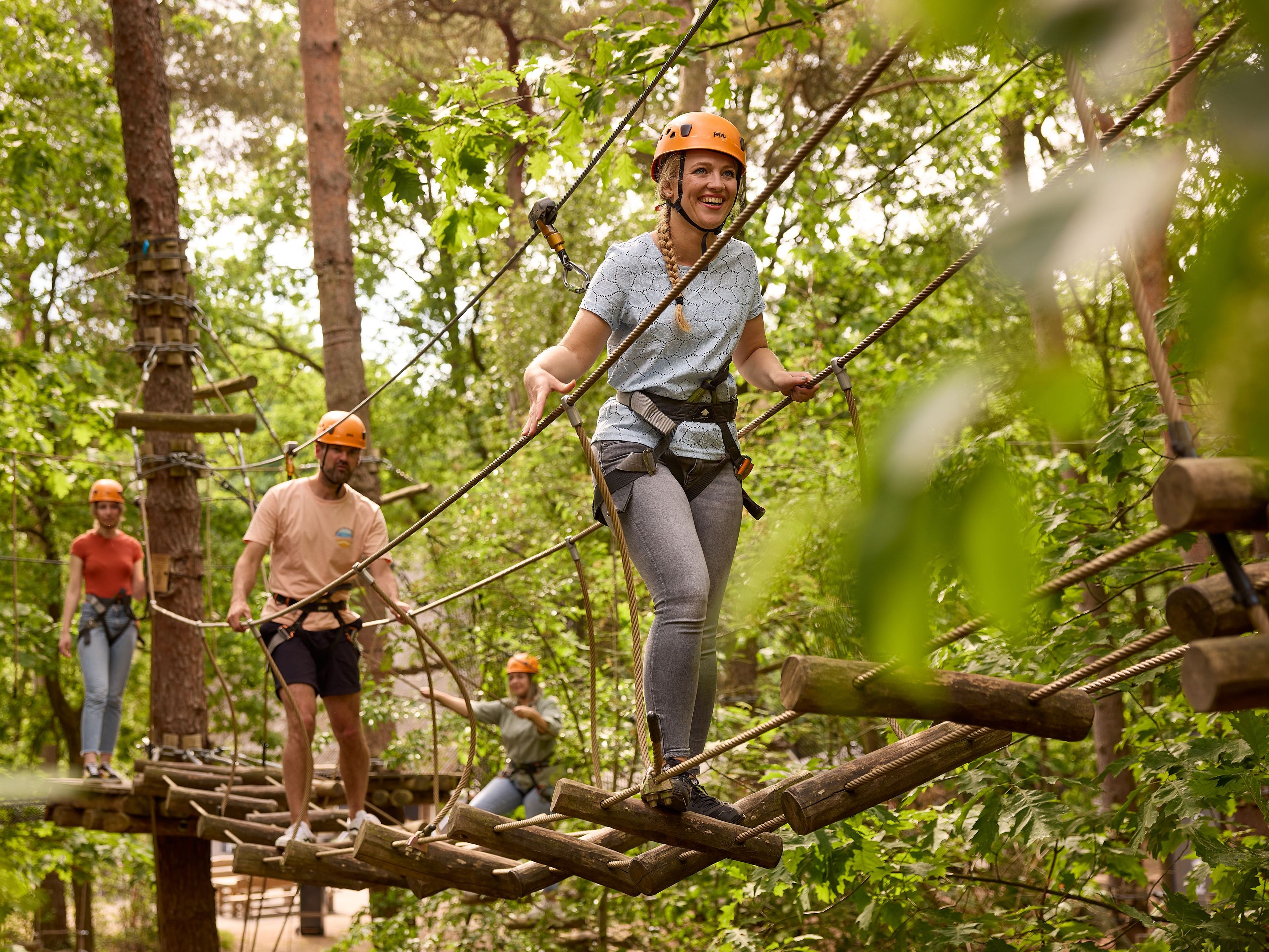 Man en vrouw op obstakel van klimparcours bij Klimrijk Brabant
