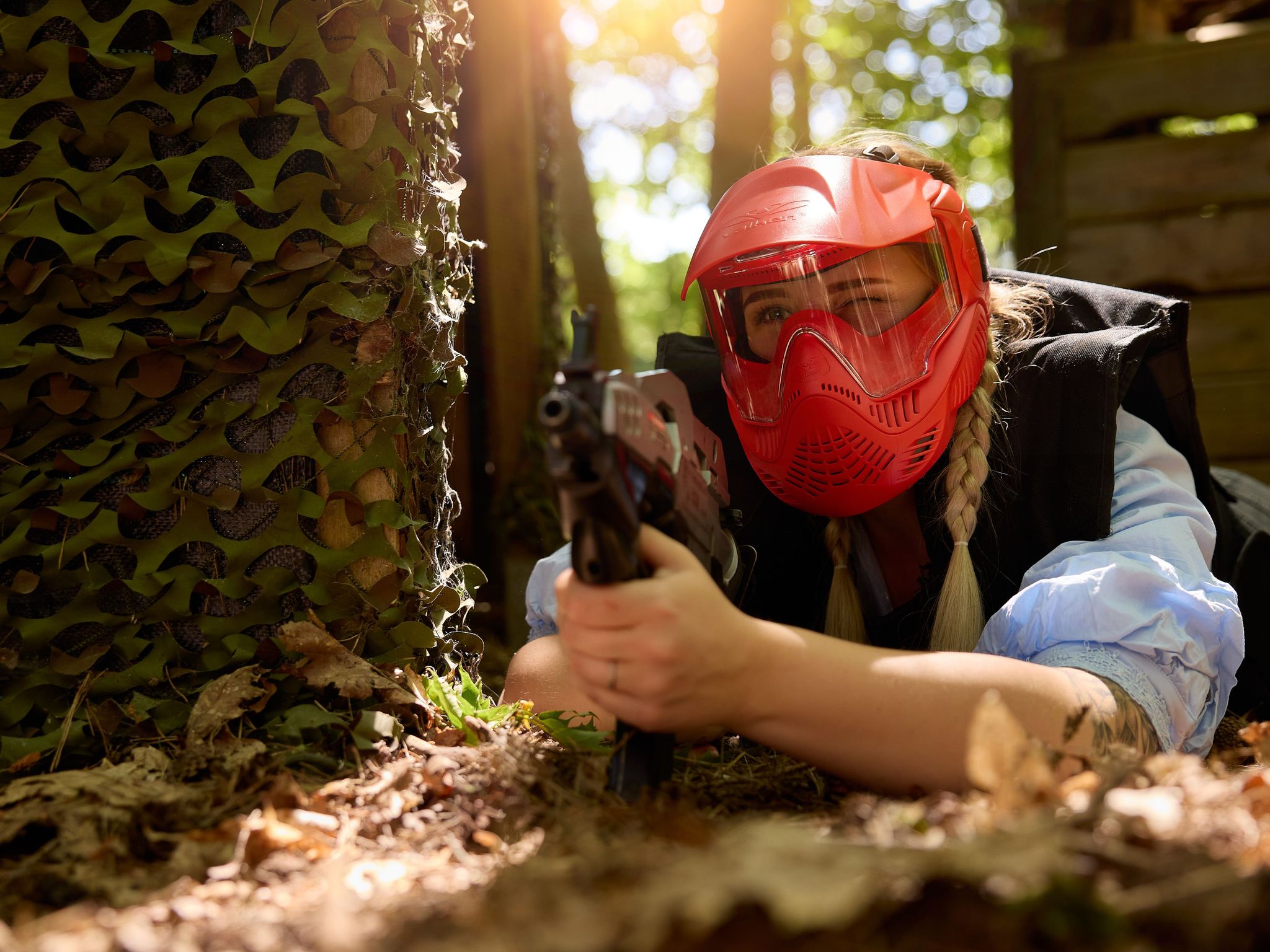 Vrouw liggend aan het airsoften bij Klimrijk Brabant