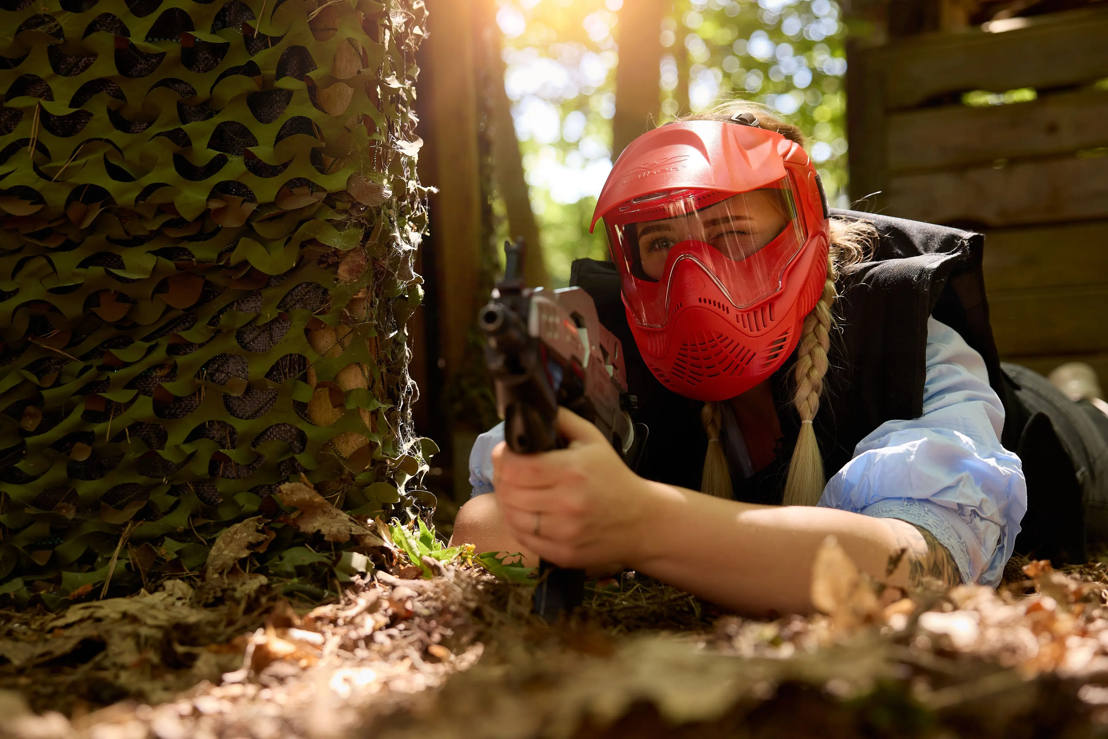 Vrouw liggend aan het airsoften bij Klimrijk Brabant