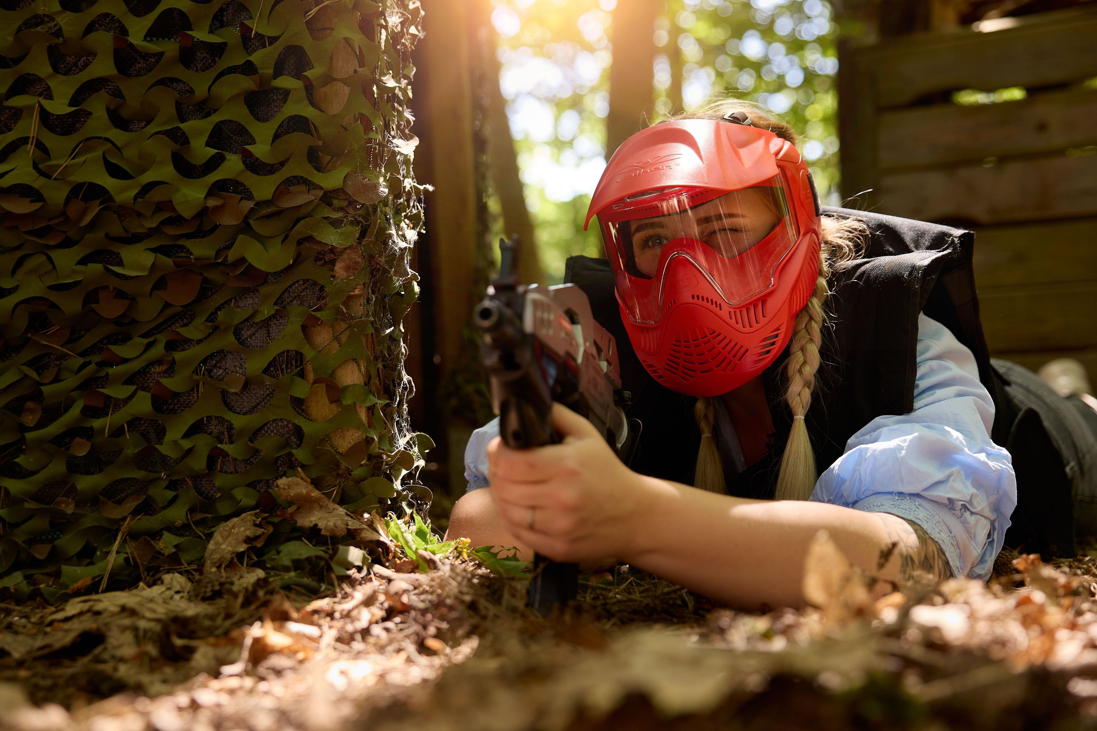 Vrouw liggend aan het airsoften bij Klimrijk Brabant