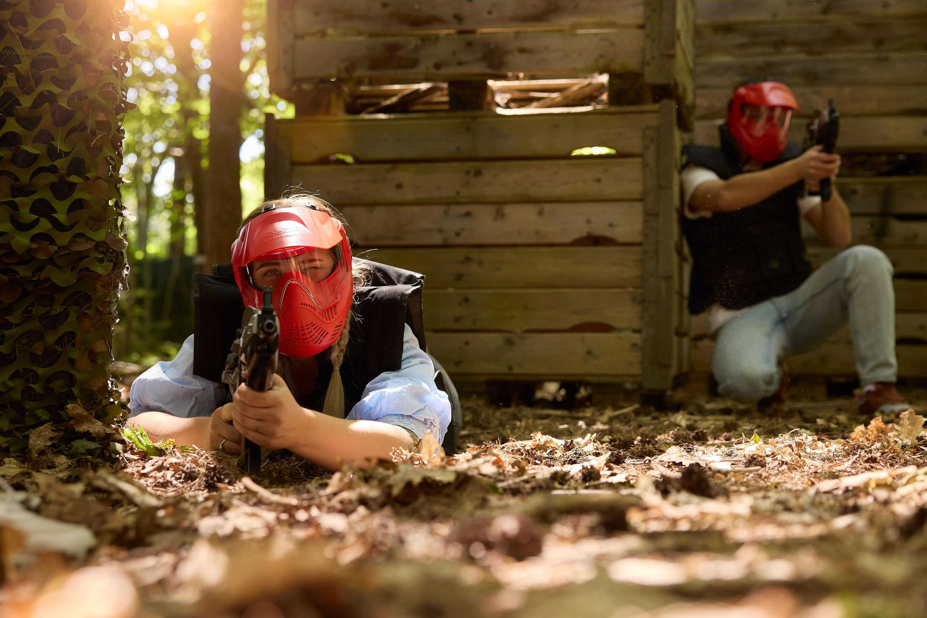 Vrouw en man aan het airsoften bij een schuilplaats bij Klimrijk Brabant