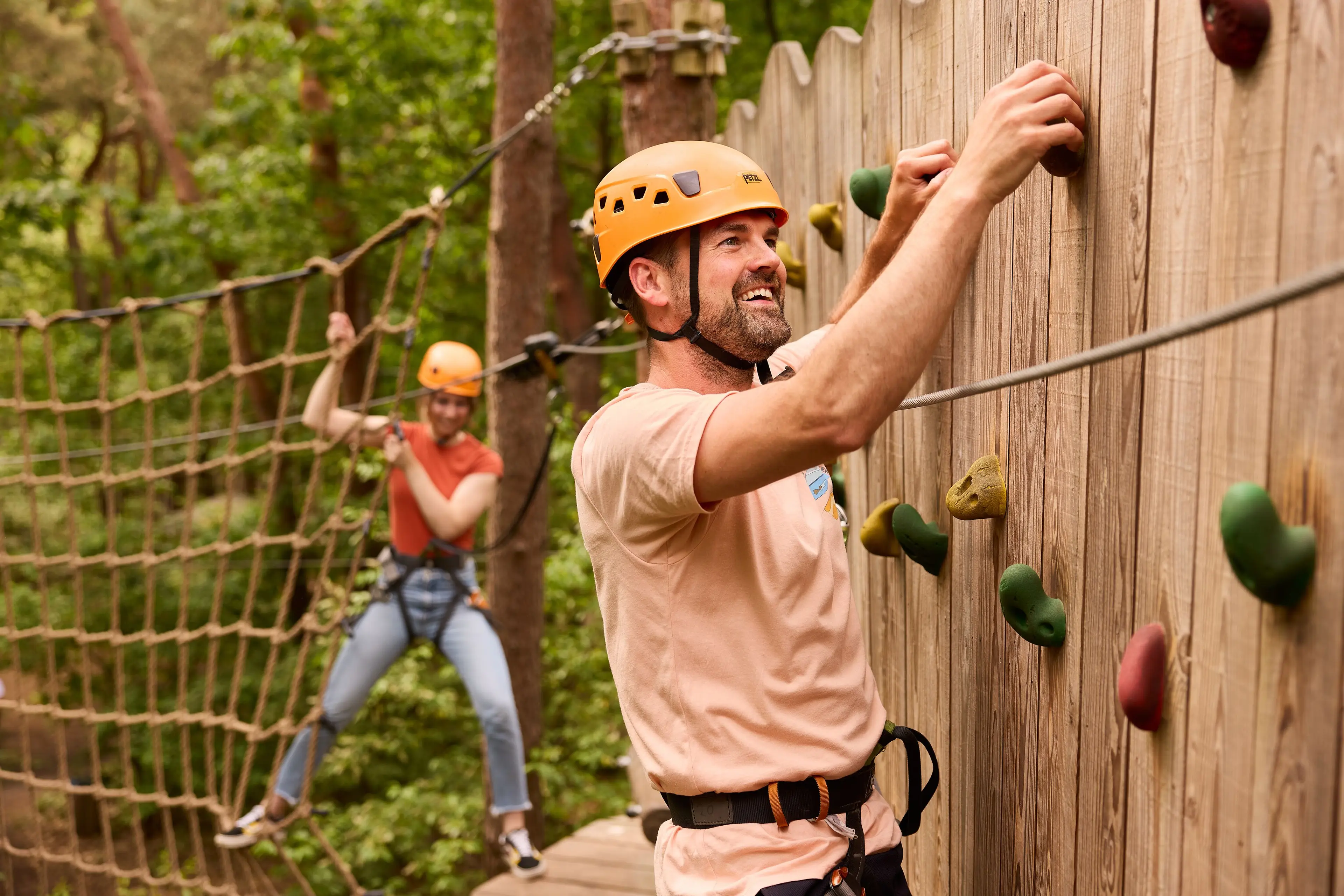 Man en vrouw op klimwand van klimparcours bij Klimrijk Brabant