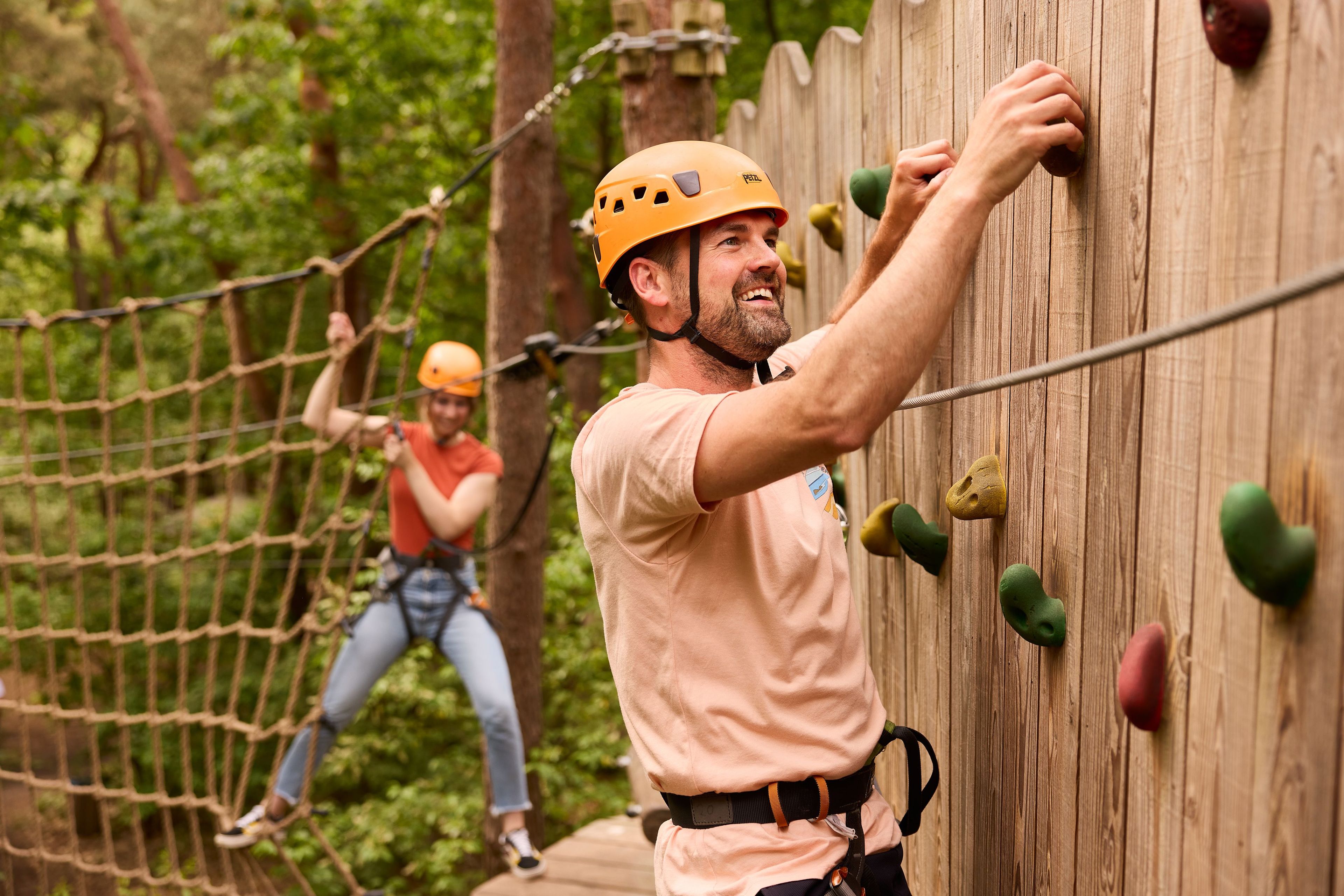 Man en vrouw op klimwand van klimparcours bij Klimrijk Brabant