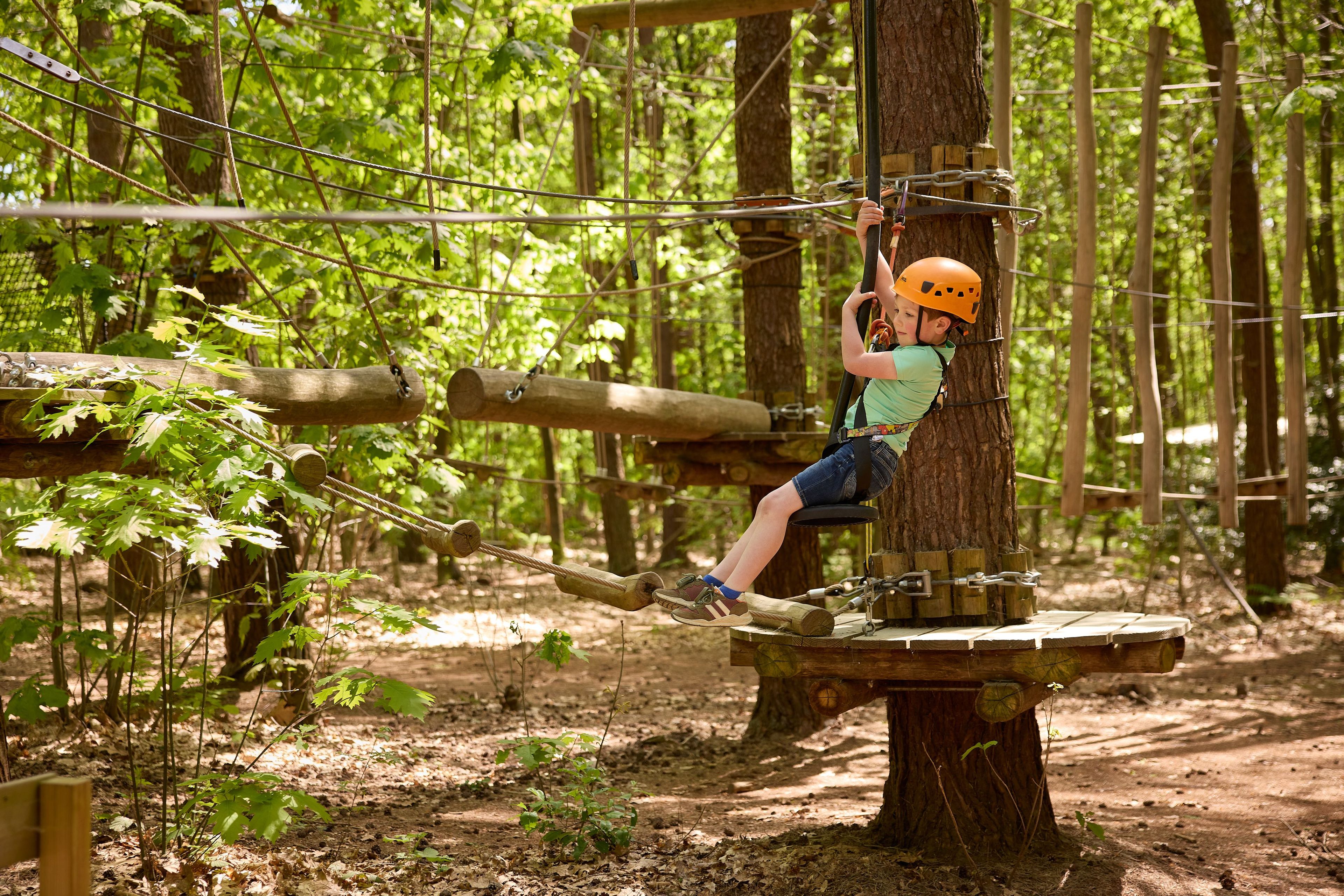 Jongen op zipline van Pico-Parcours bij Klimrijk Brabant
