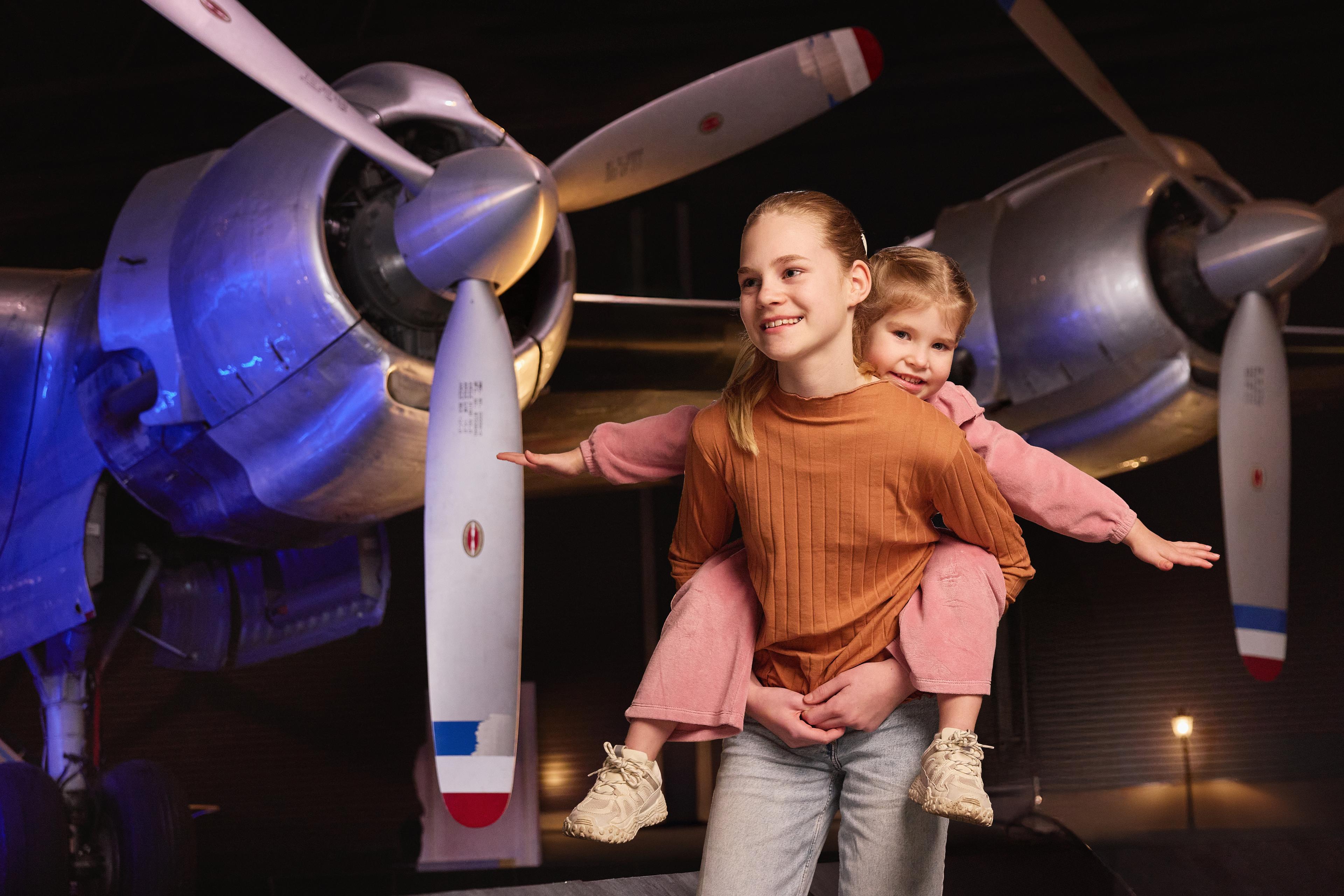 kinderen spelen vliegtuigje in Luchtvaartmuseum Aviodrome