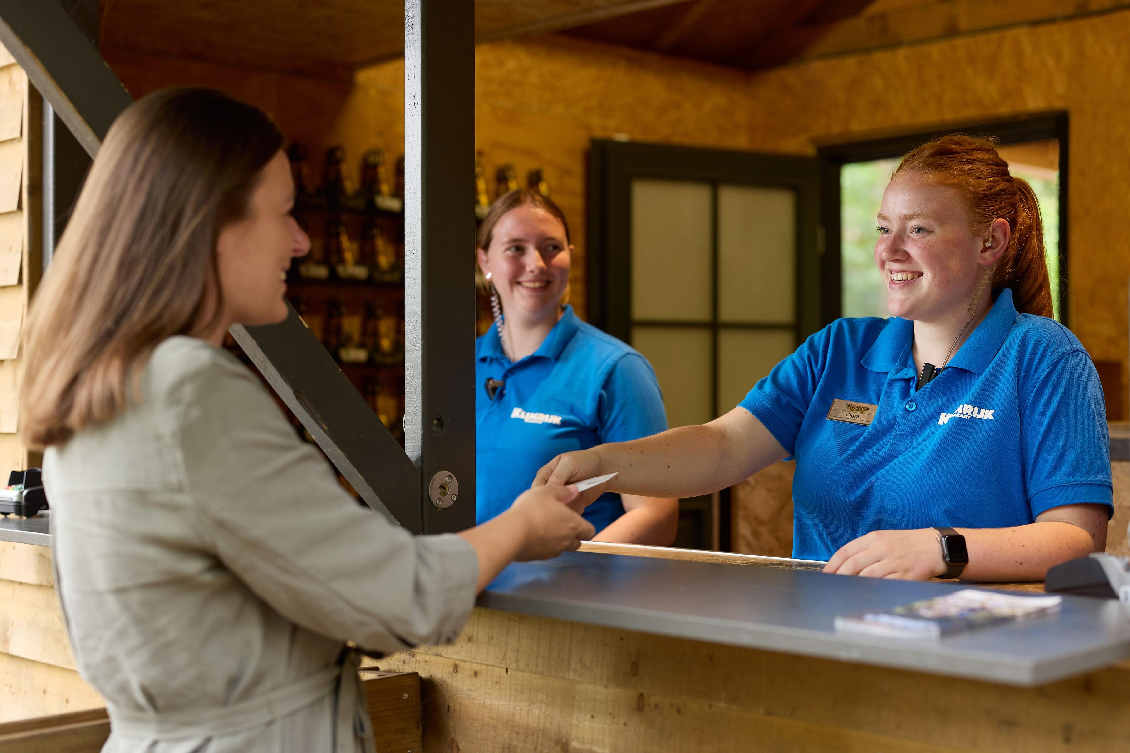 Gast bij medewerkers van de receptie bij Klimrijk Brabant