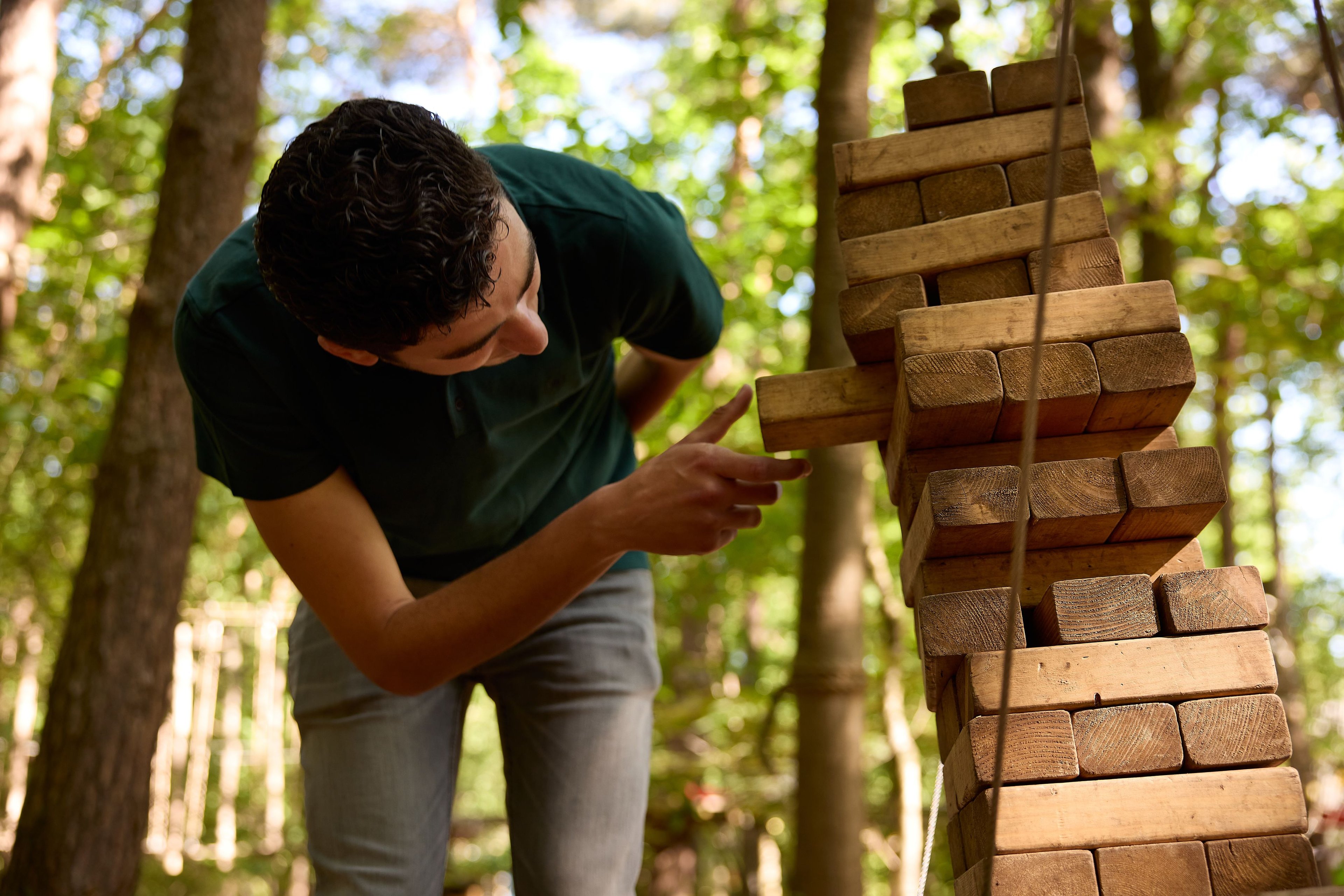Man speelt djenga tijdens Expeditie Buitenjan bij Klimrijk Brabant
