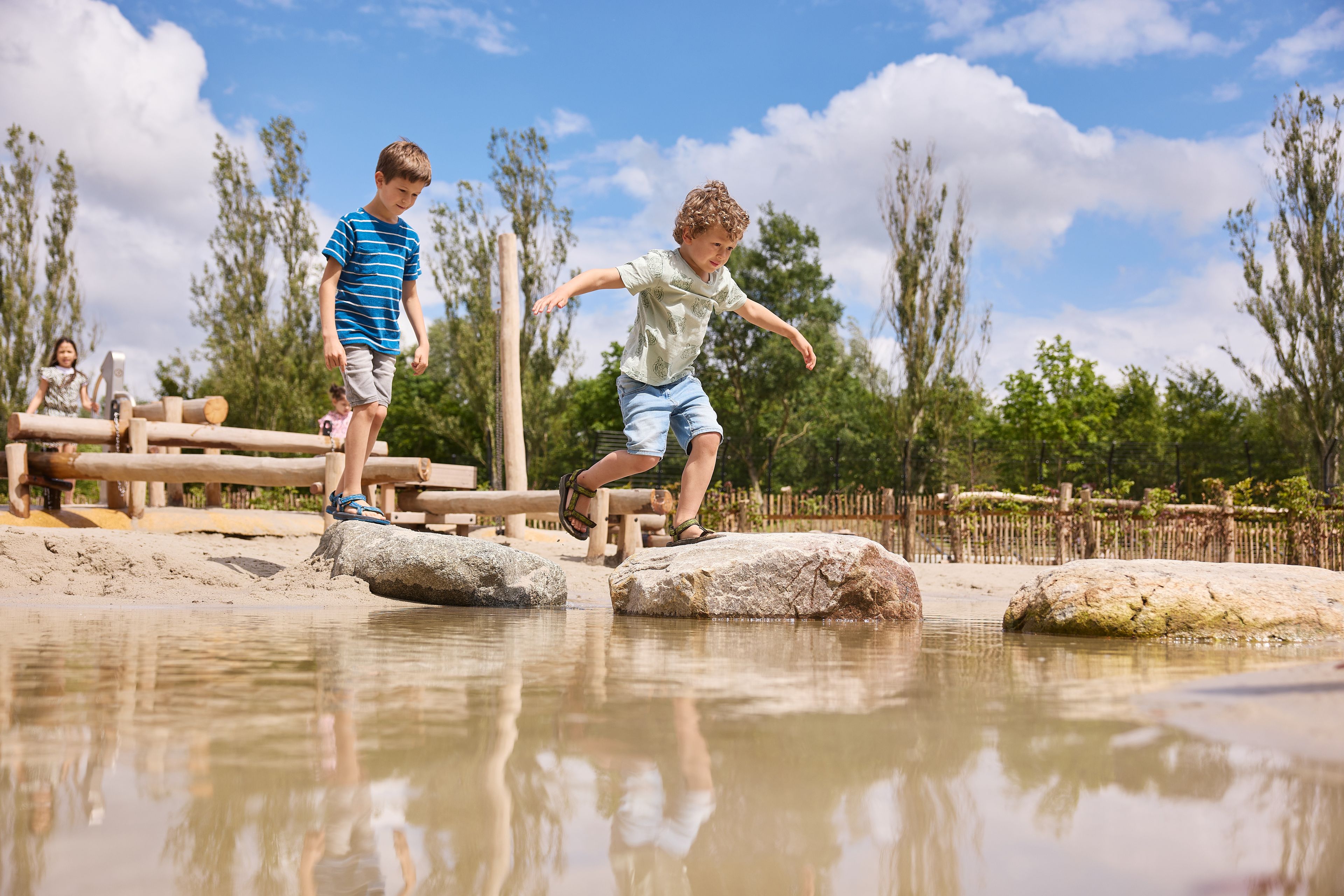Twee kinderen spelen in de waterspeeltuin bij Eindhoven Zoo.