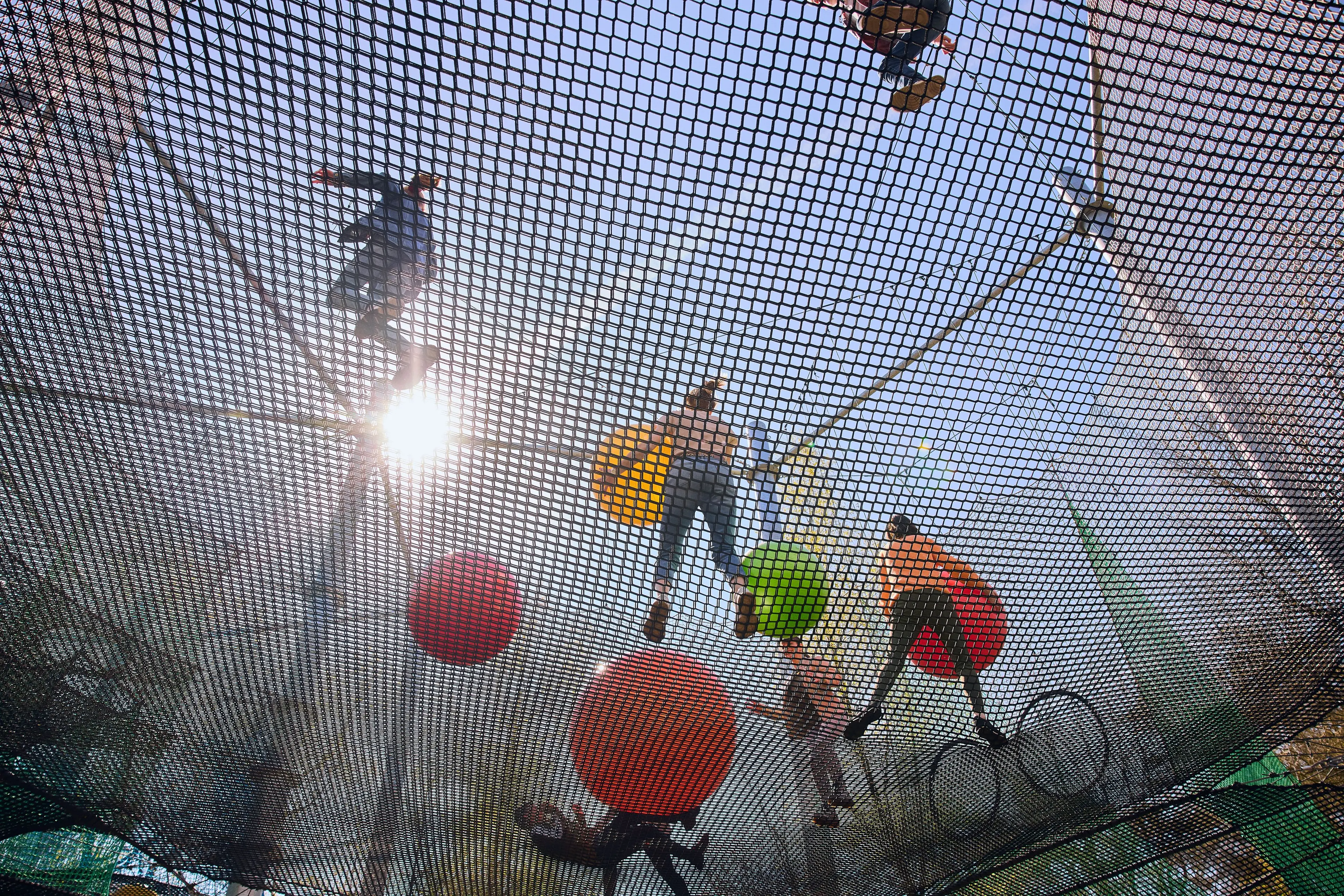 Kinderen spelen met ballen in Netten Adventure bij Klimrijk Brabant