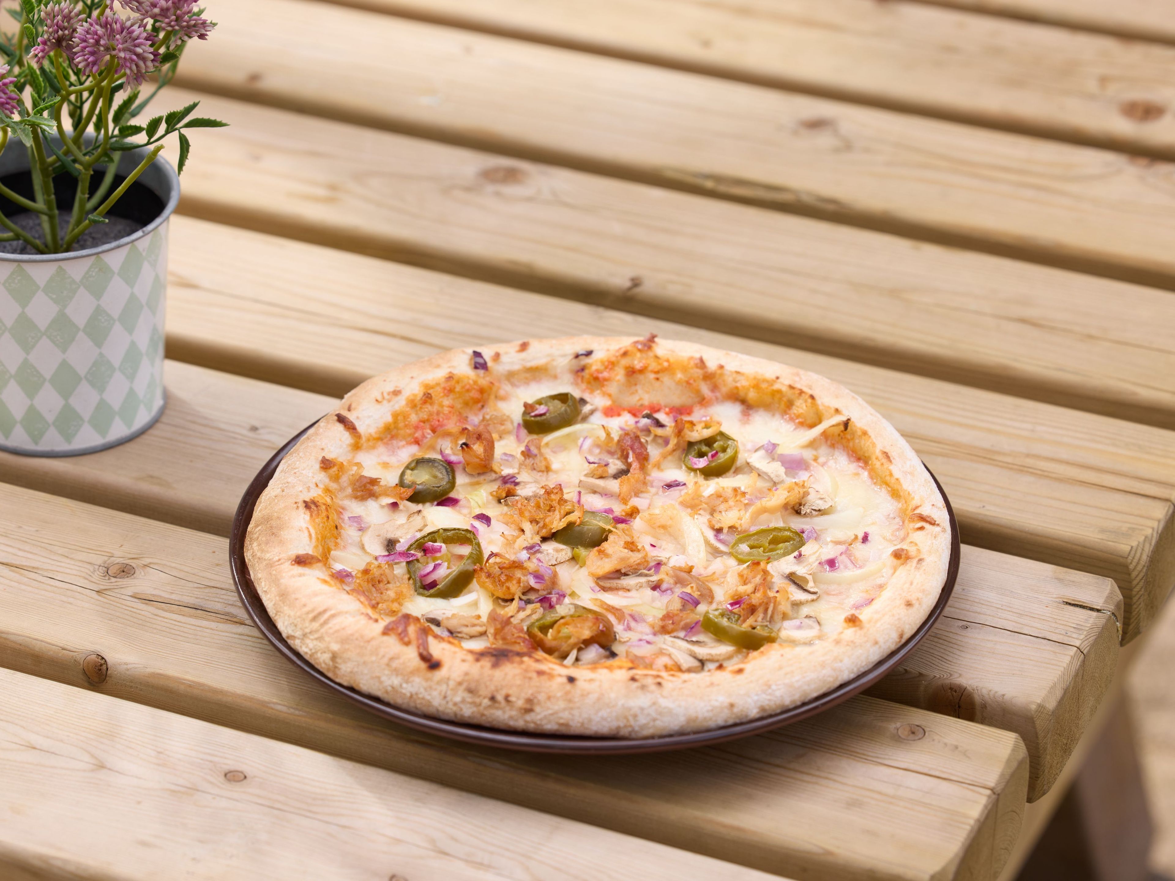 Pizza op het terras van restaurant Klimrijk Brabant