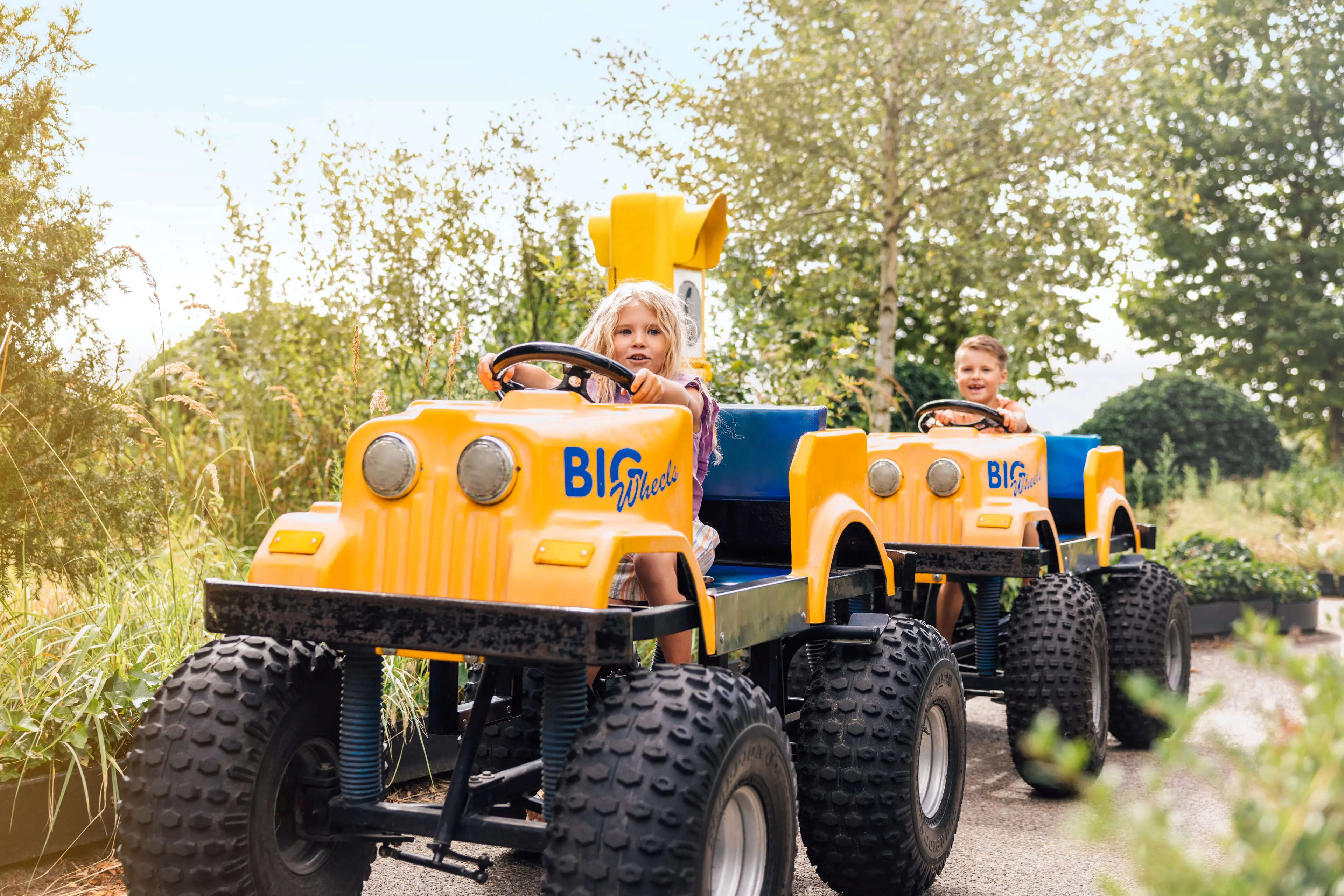 Zomer kinderen spelen buiten in wagens in Speelland Outdoor Beekse Bergen