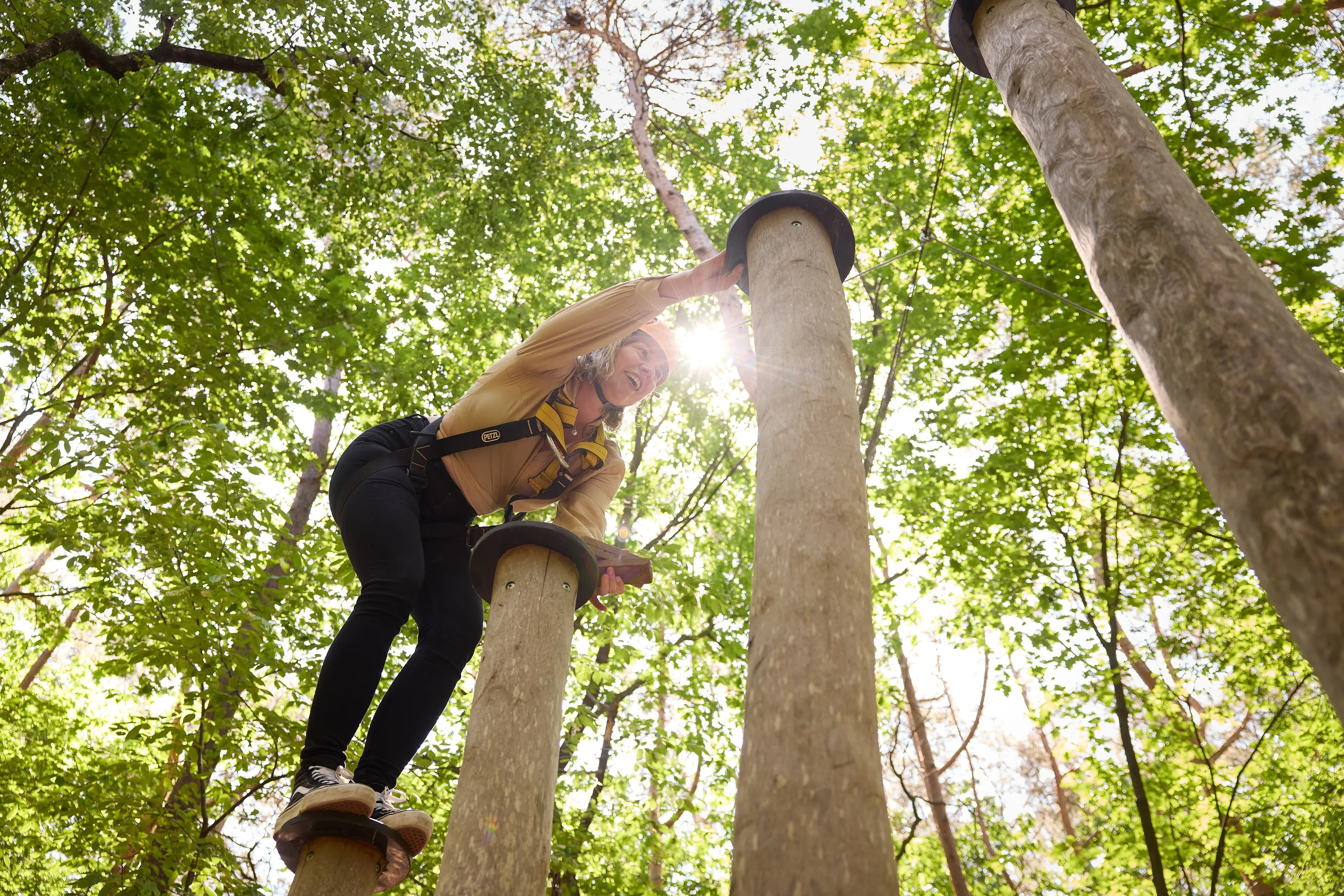 Vrouw op pipestairs aan het klimmen tijdens Expeditie Klimrijk bij Klimrijk Brabant