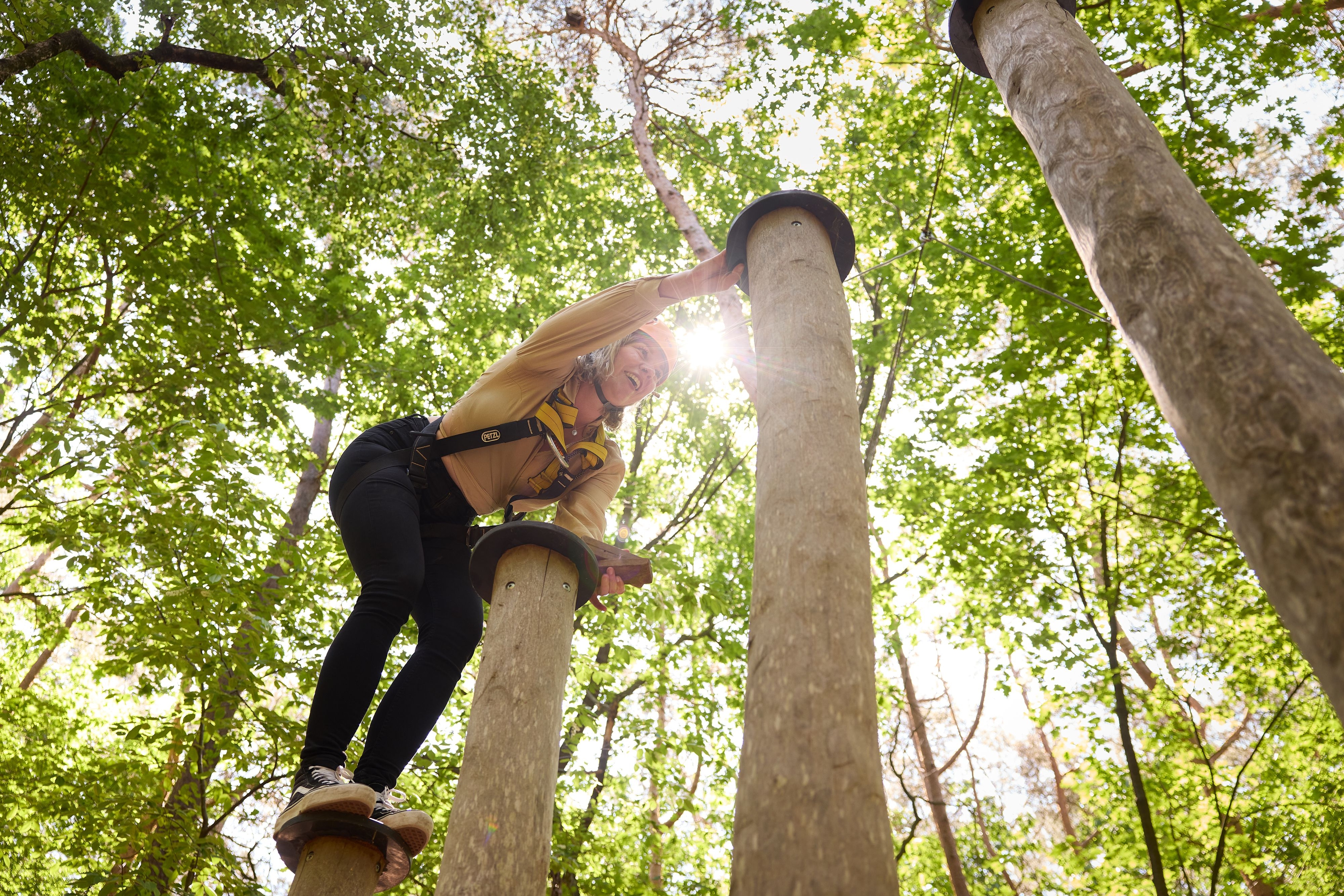 Vrouw op pipestairs aan het klimmen tijdens Expeditie Klimrijk bij Klimrijk Brabant