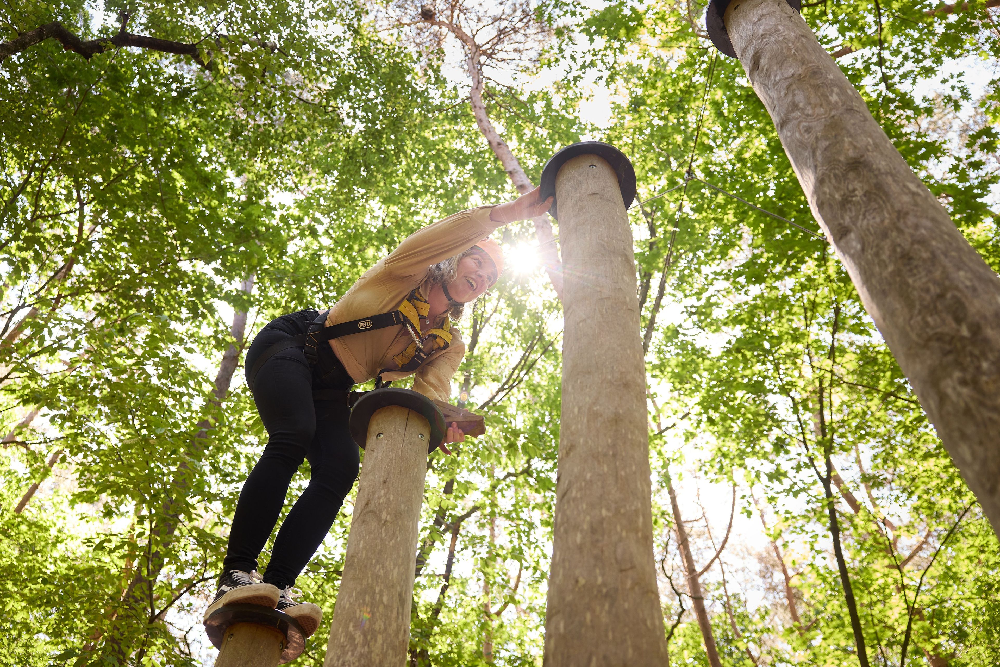 Vrouw op pipestairs aan het klimmen tijdens Expeditie Klimrijk bij Klimrijk Brabant