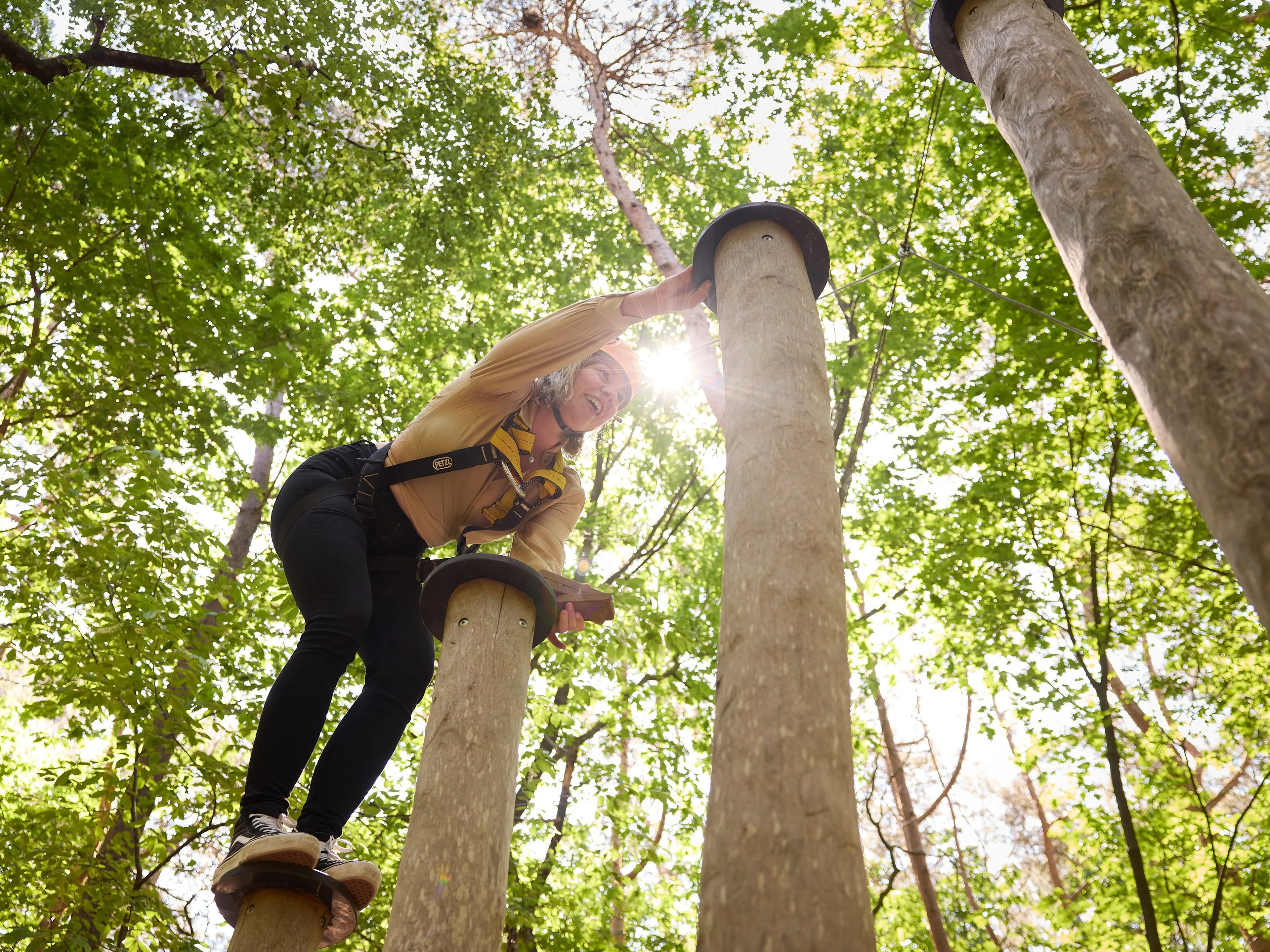 Vrouw op pipestairs aan het klimmen tijdens Expeditie Buitenjan bij Klimrijk Brabant
