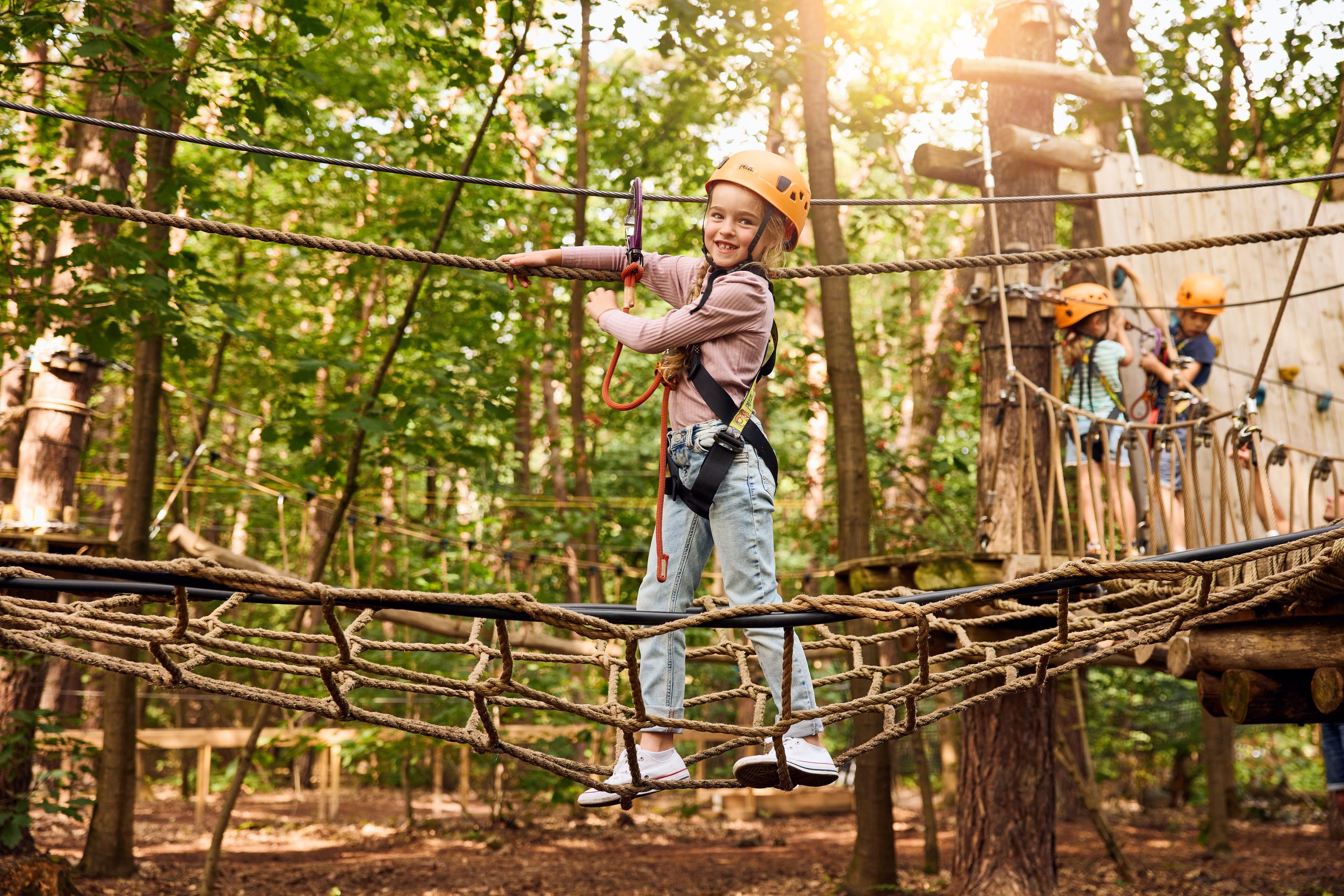 Meisje in een net op het Pico-parcours in Klimrijk Brabant.