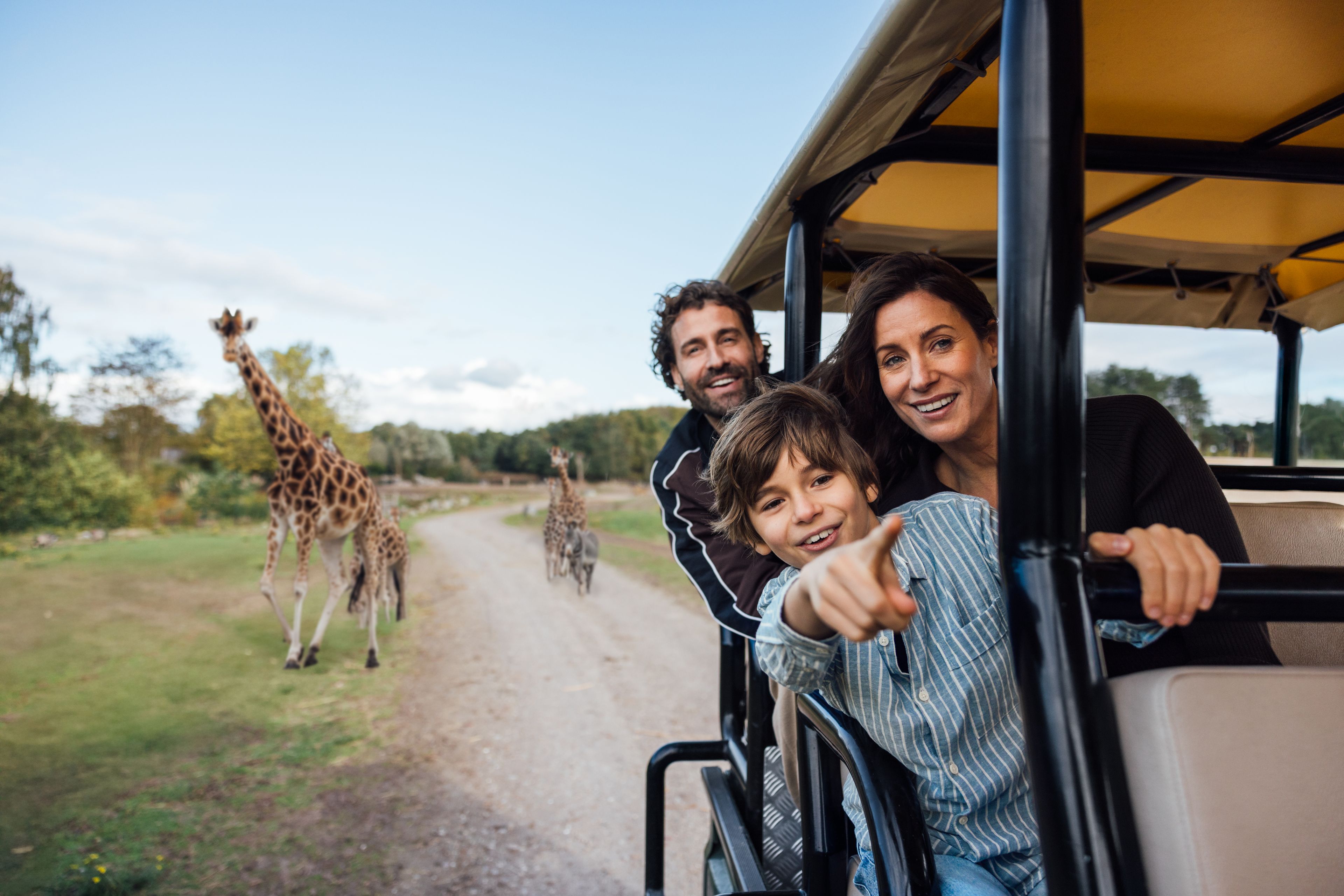 Een gezin in een gamedrive bij Safaripark Beekse Bergen.
