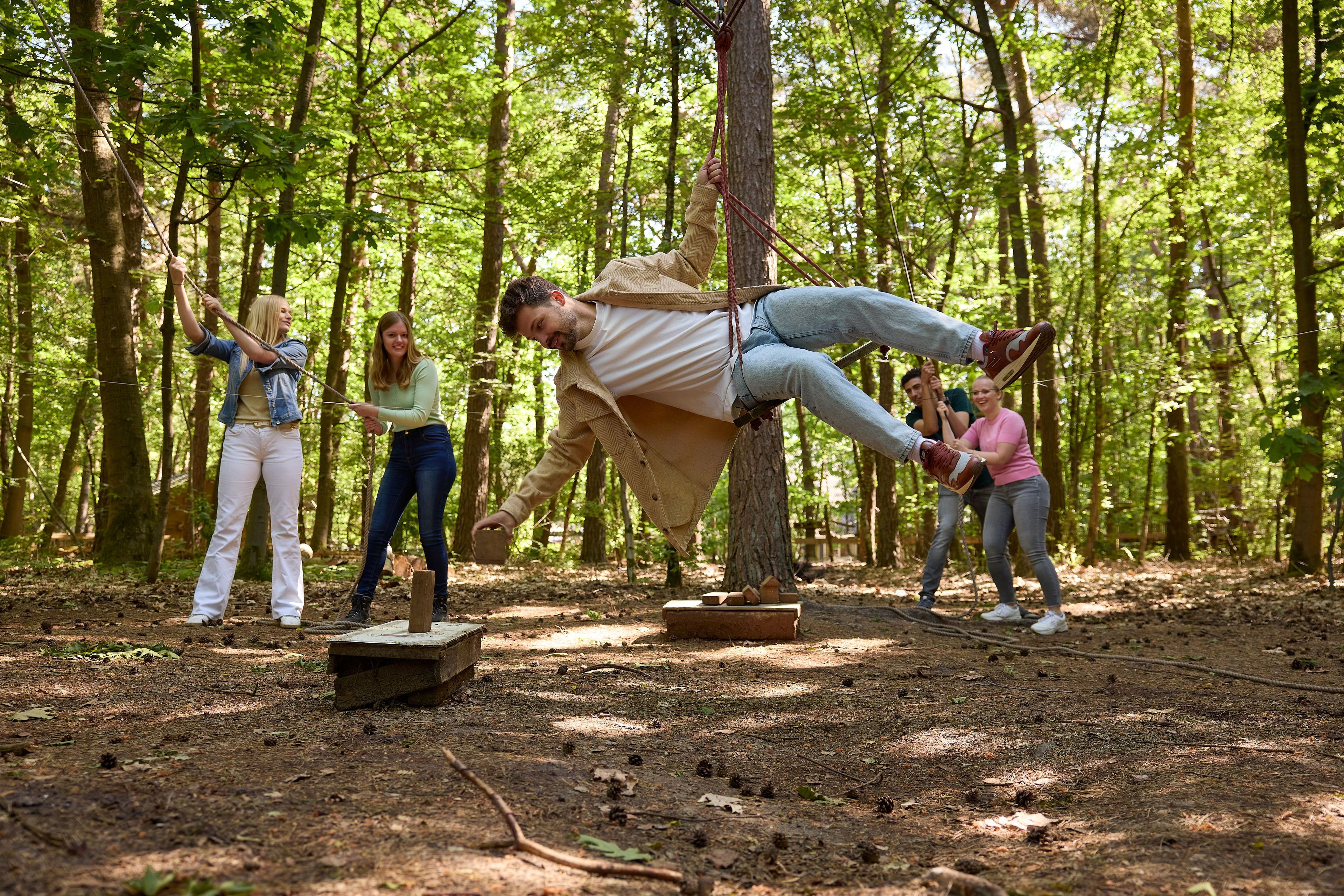 Man speelt zweefmissie tijdens Expeditie Buitenjan bij Klimrijk Brabant