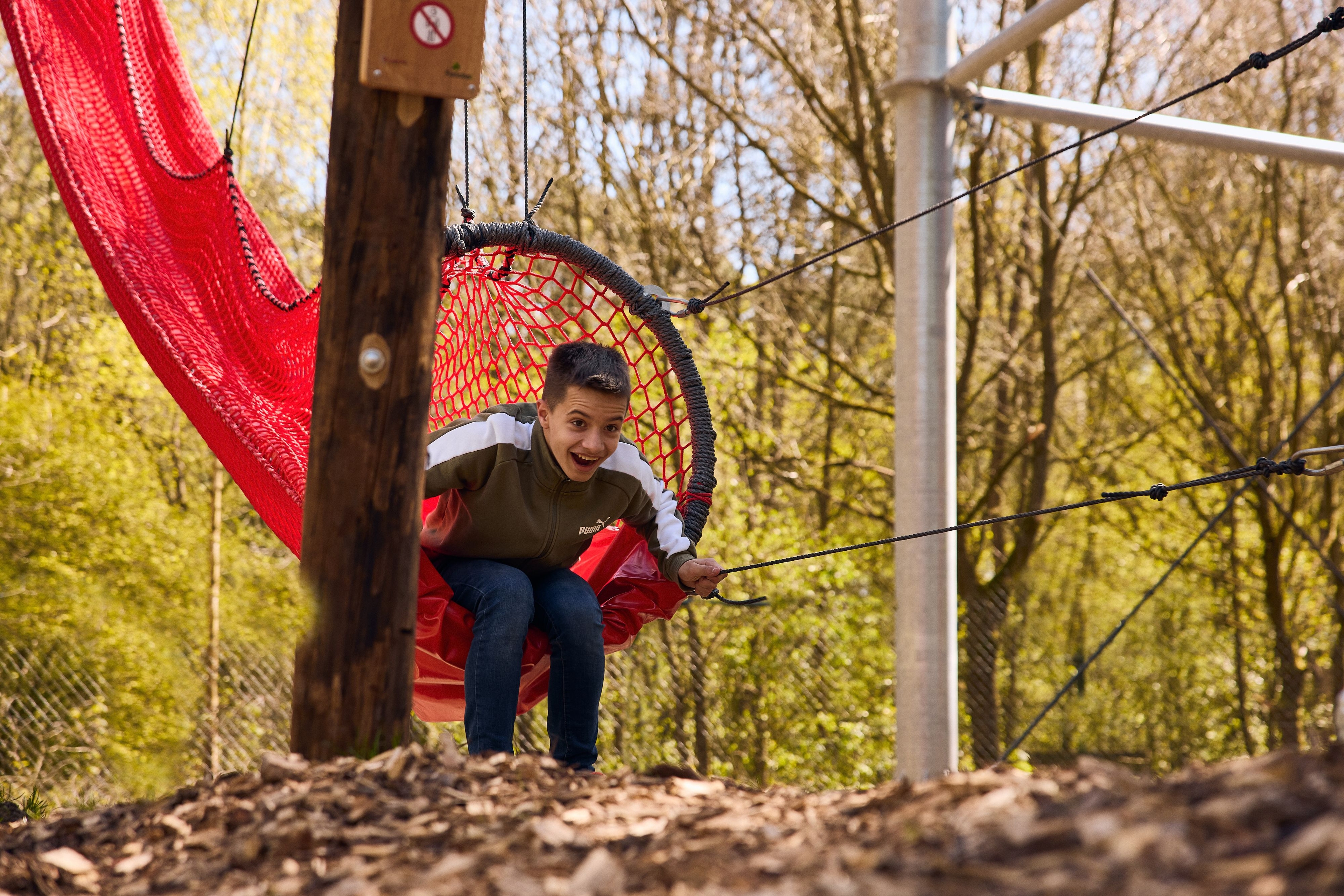 Jongen op glijbaan van Netten Adventure bij Klimrijk Brabant