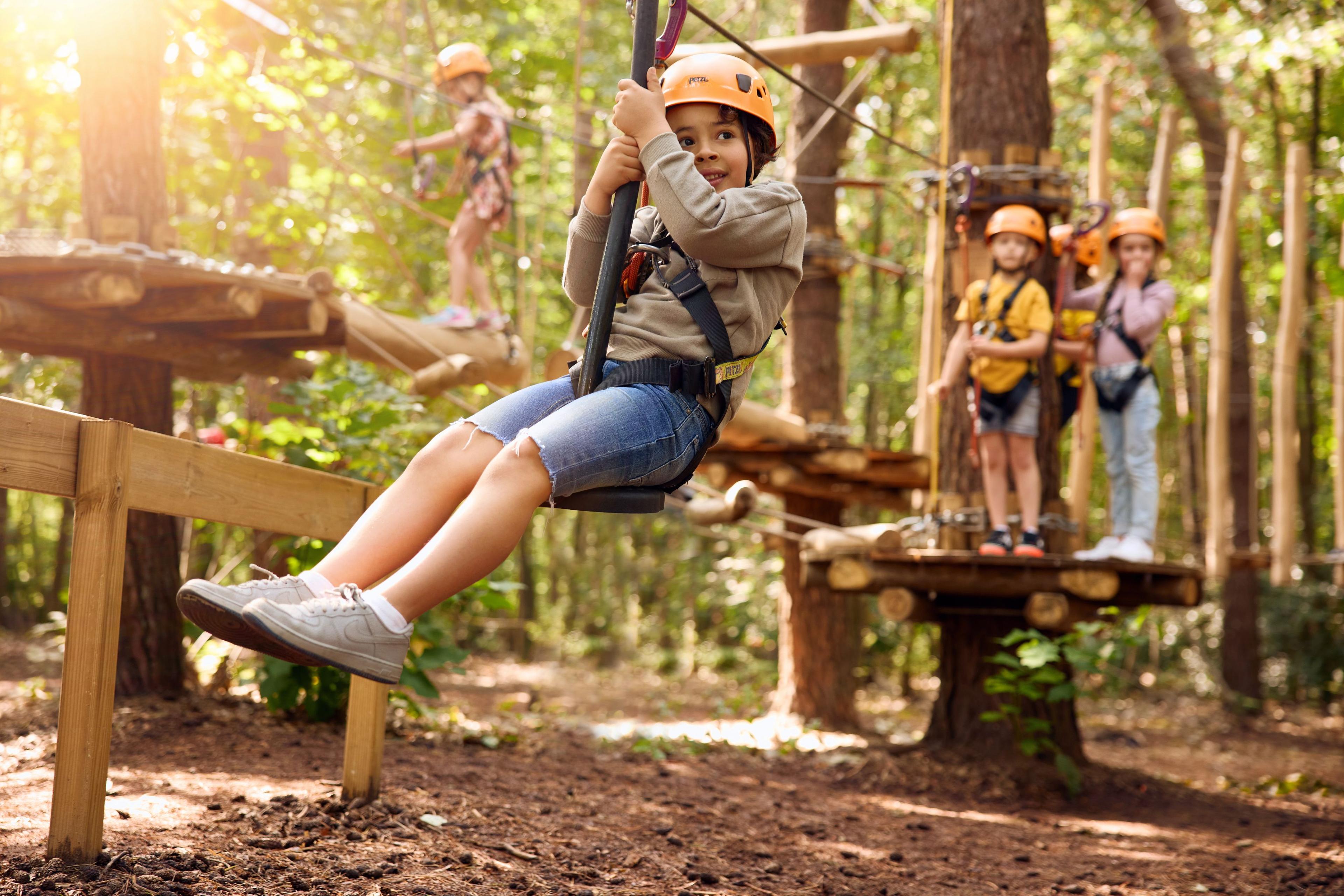 Jongen op de kabelbaan van het Pico-Parcours in Klimrijk Brabant