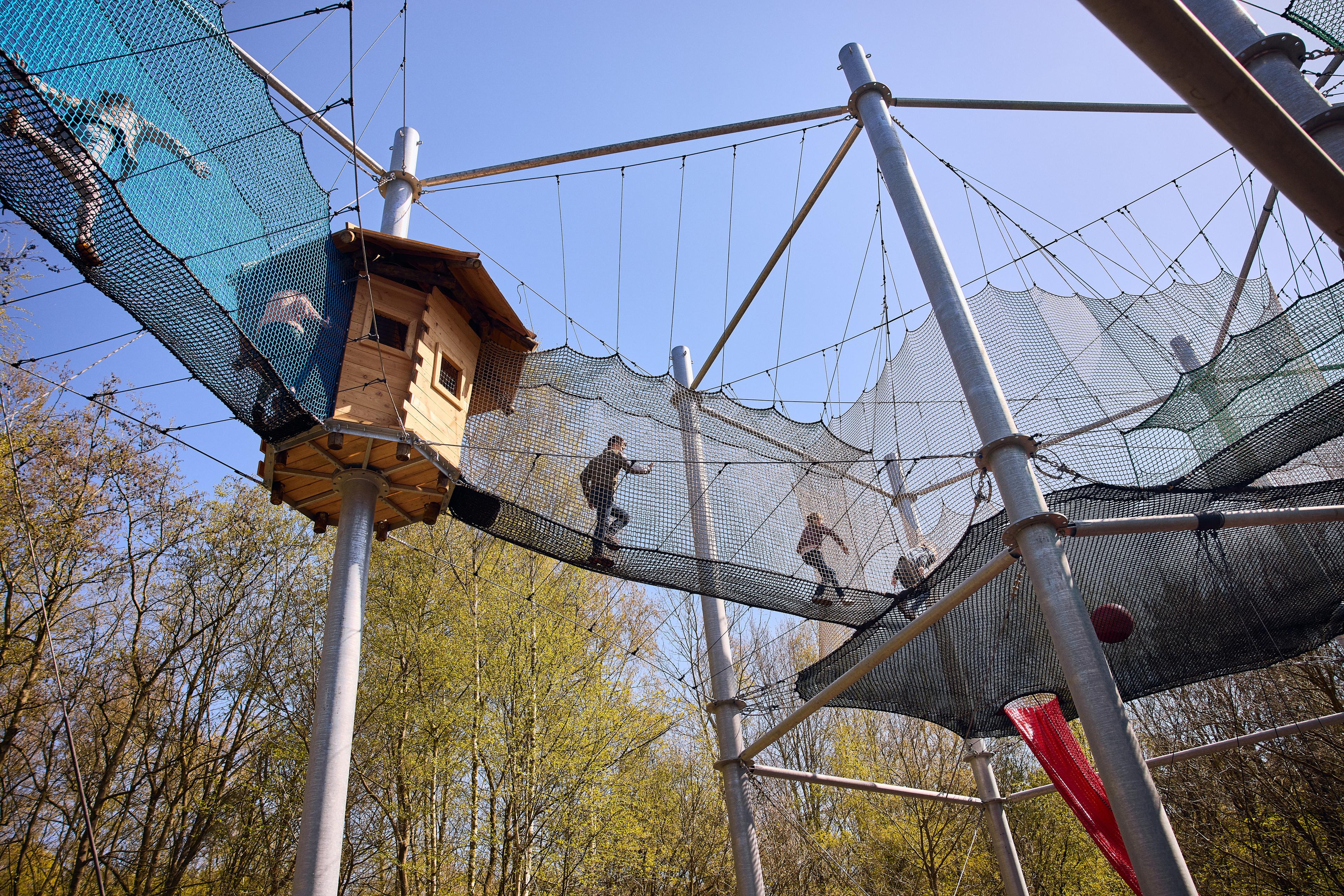 Kinderen in tunnel Netten Adventure Klimrijk Brabant