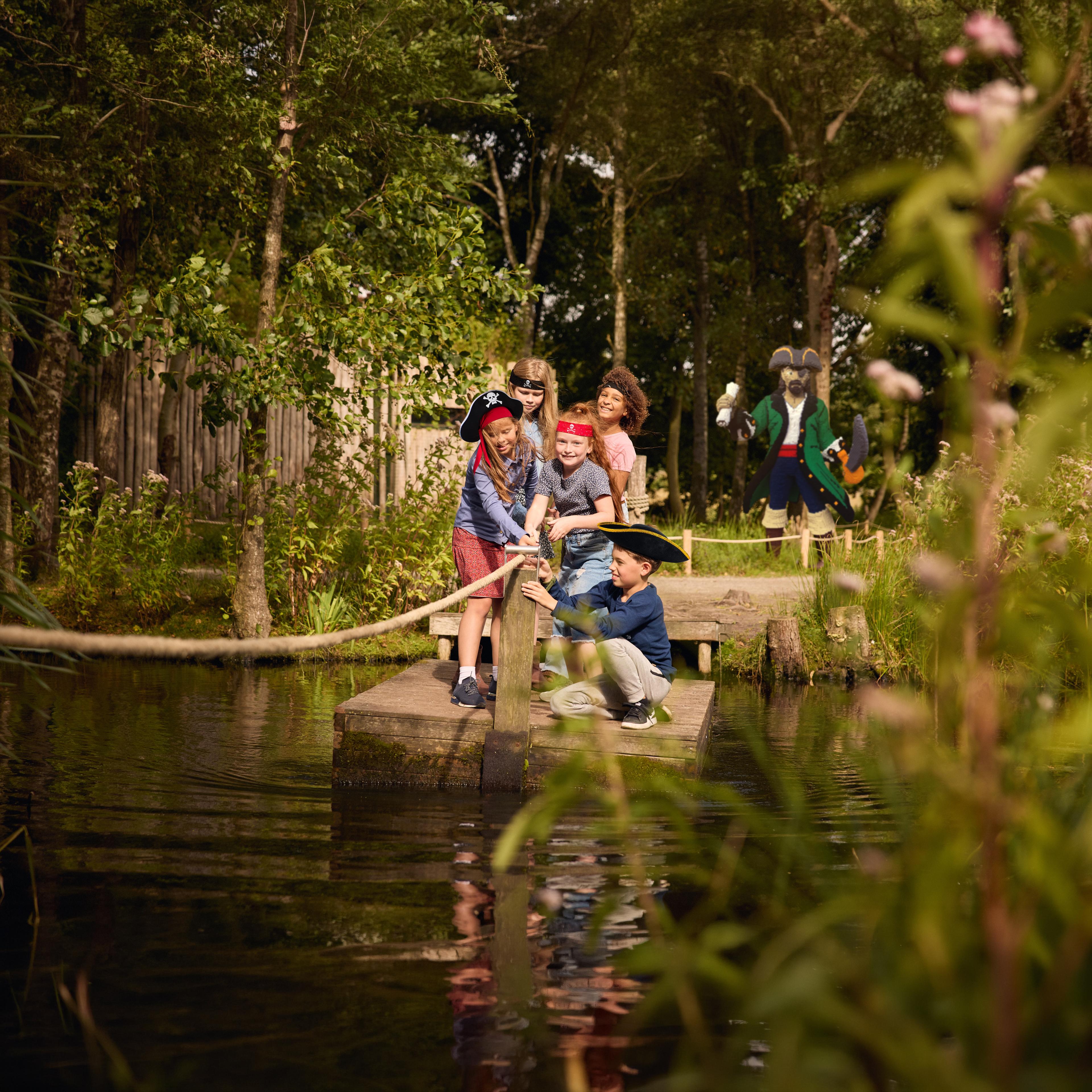 Kinderen op een vlot tijdens Piraten in de Zoo in AquaZoo Leeuwarden