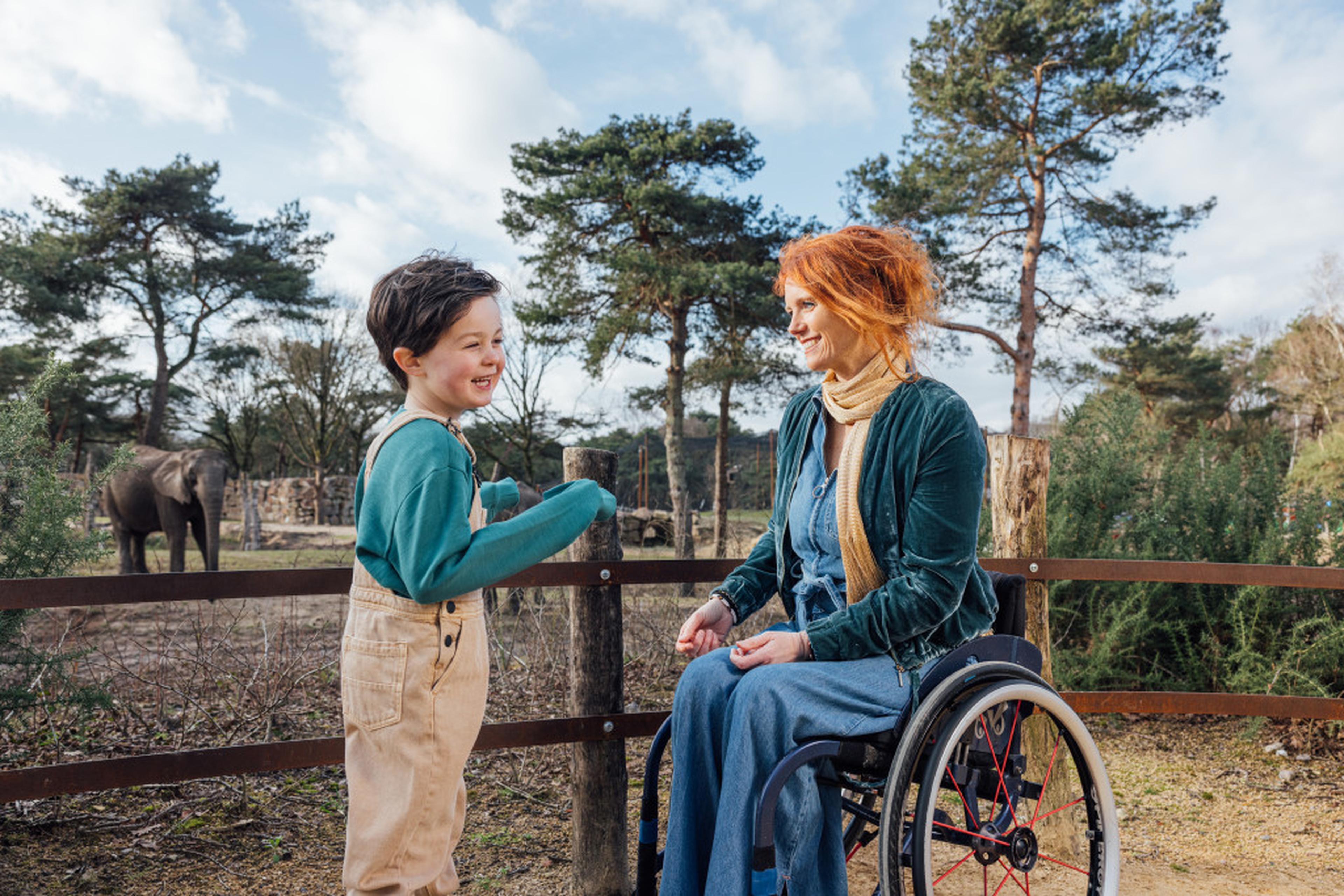 Moeder in rolstoel bij Olifantenvallei