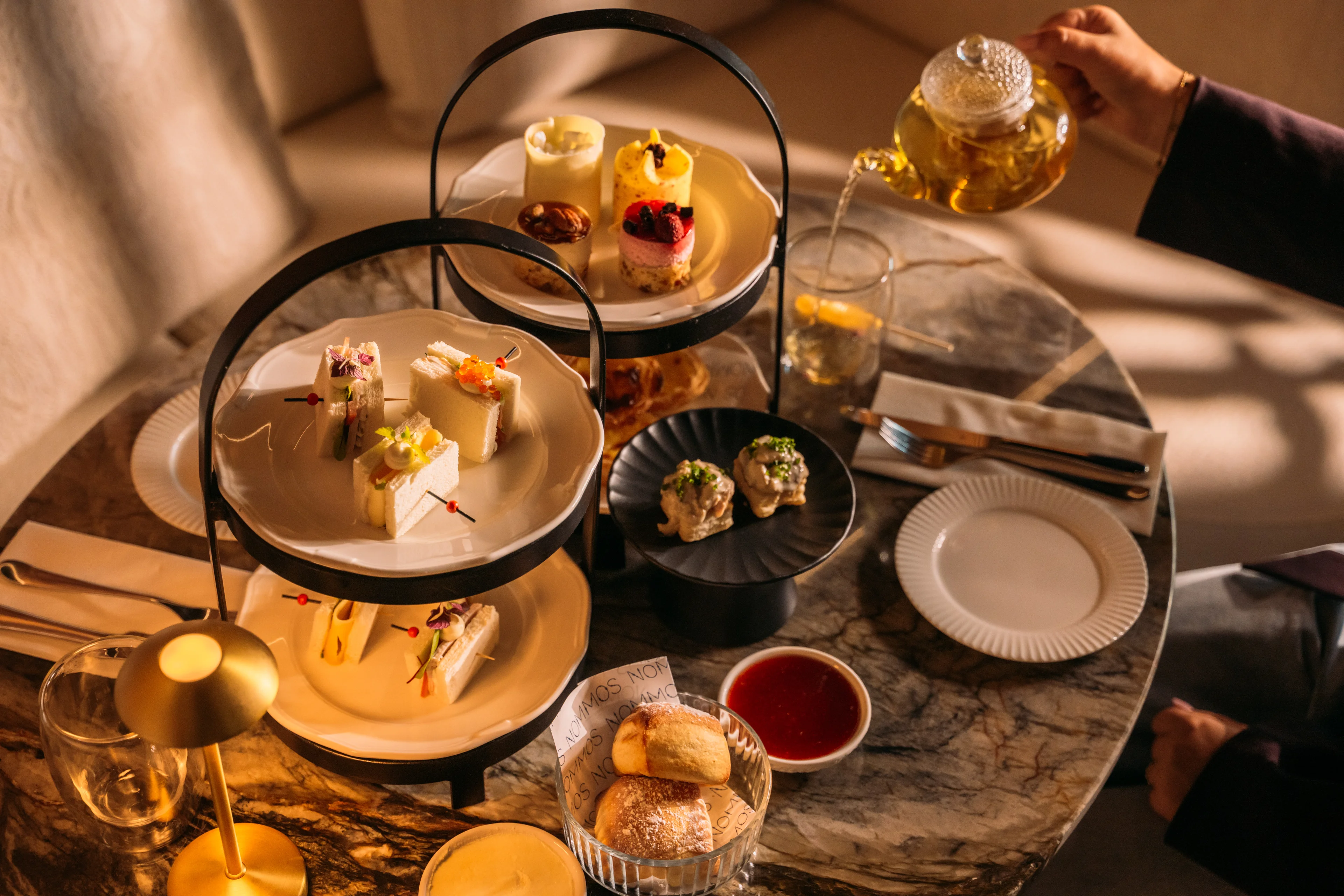 High tea bij Bar & Restaurant Nommos.