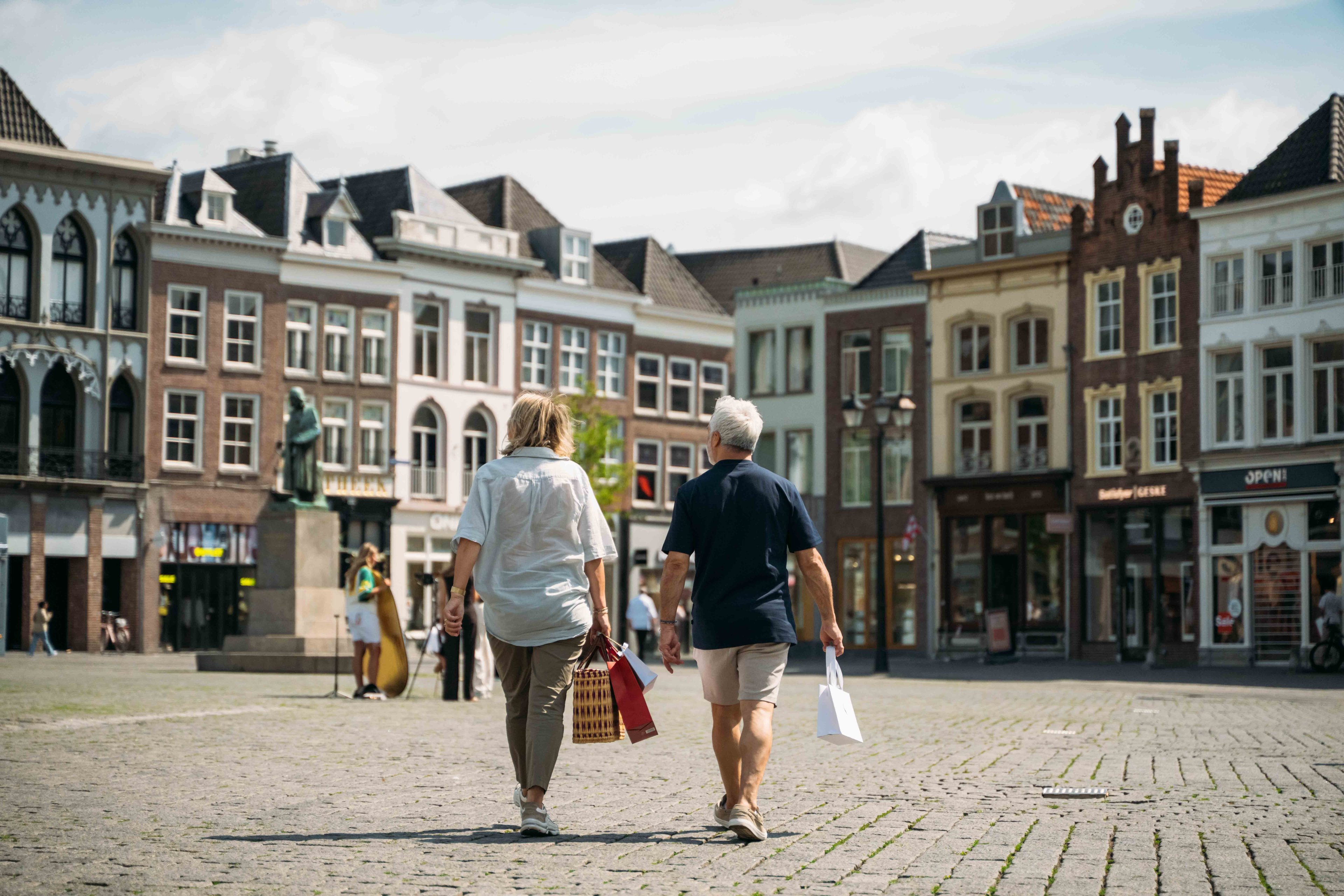 Koppel op de markt in Den Bosch vanuit Kasteel Steenenburg