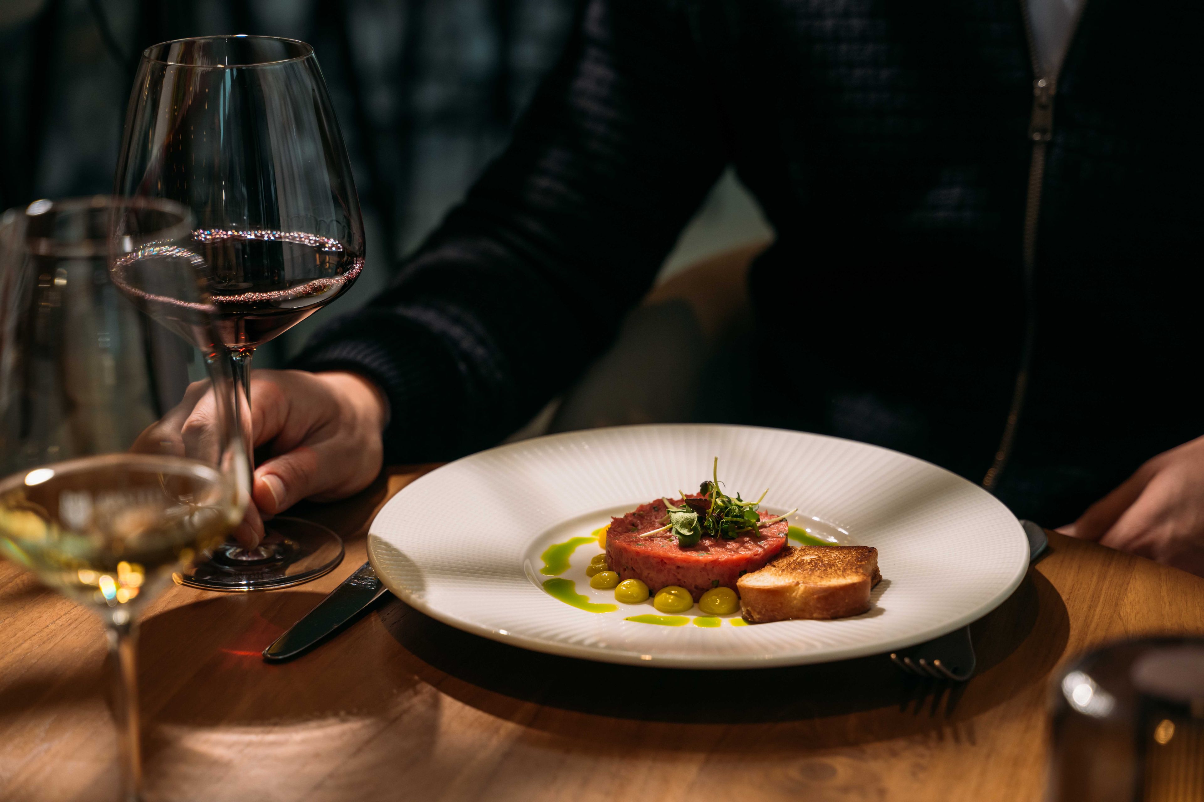 Diner steak tartaar in Restaurant Orangerie Steenenburg