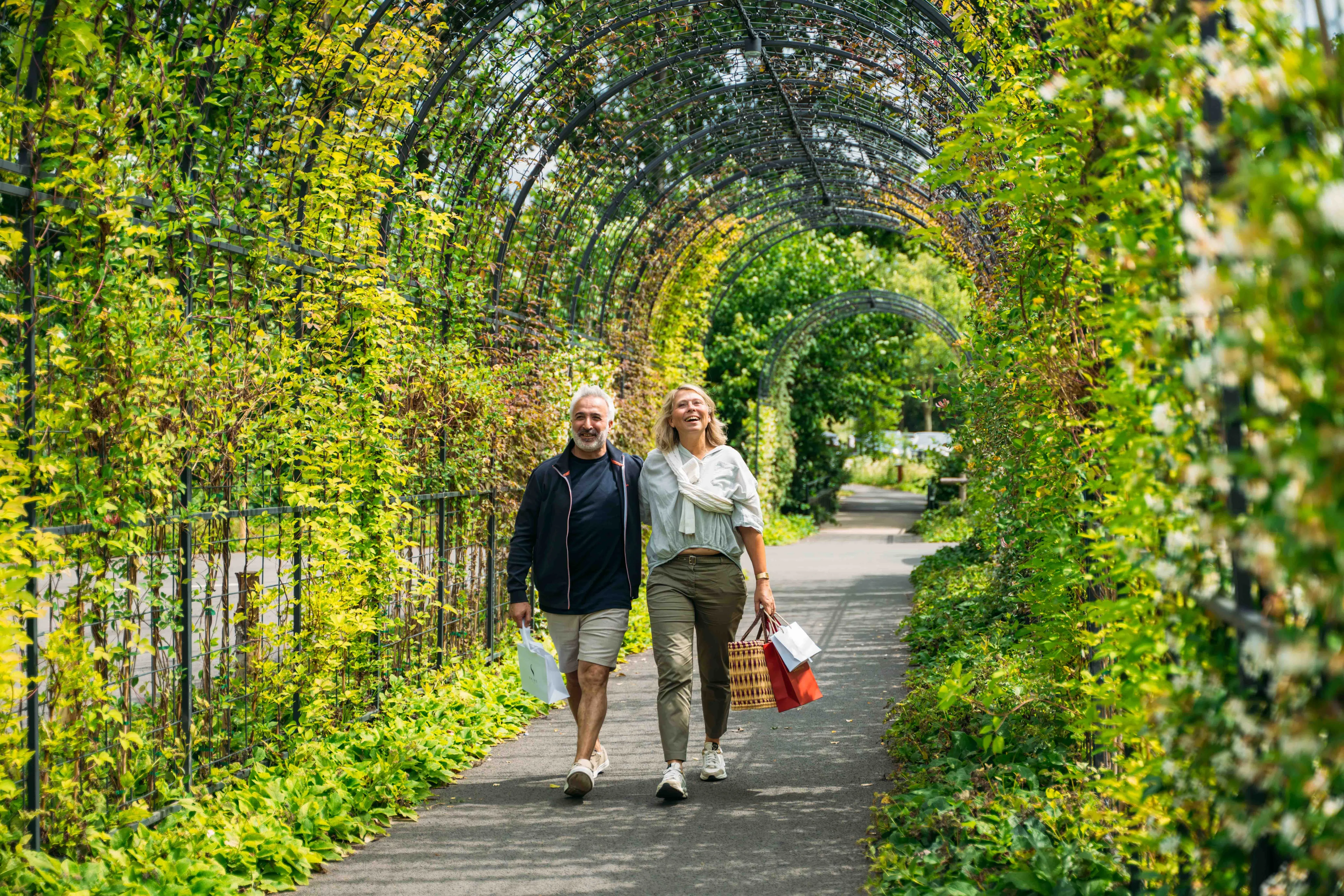 Koppel op het 1000 stappenpad in de kasteeltuin van Kasteel Steenenburg