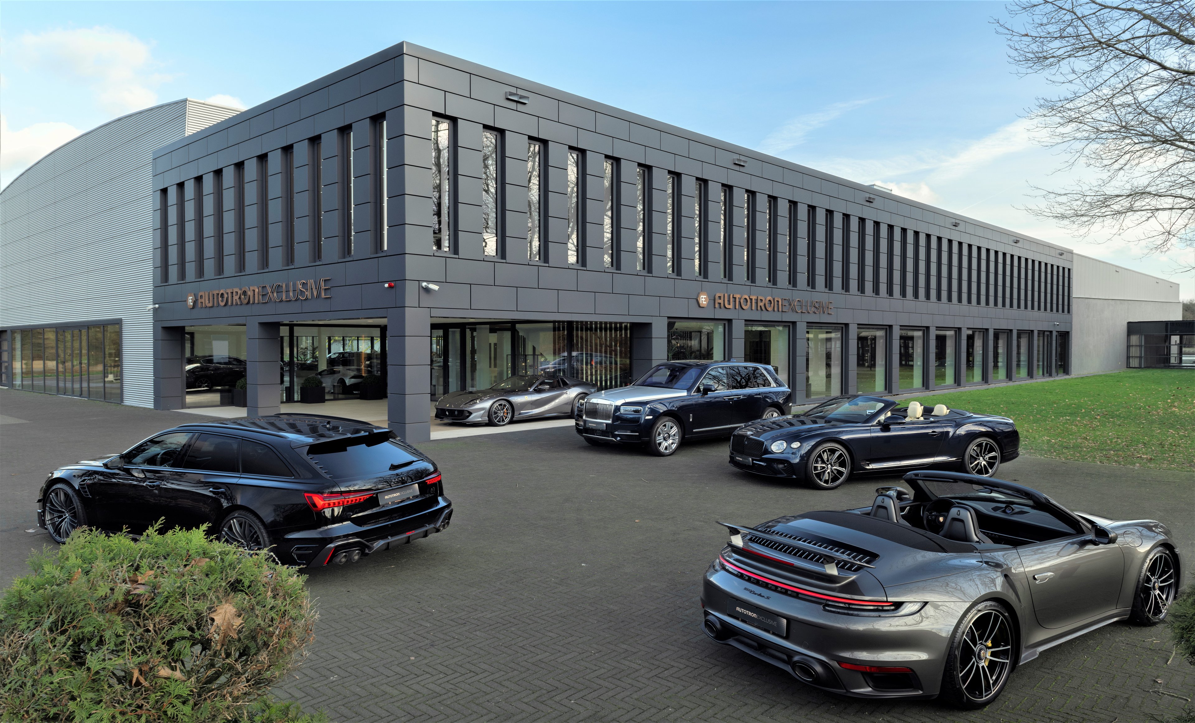 Het exterieur van Autotron Exclusive.