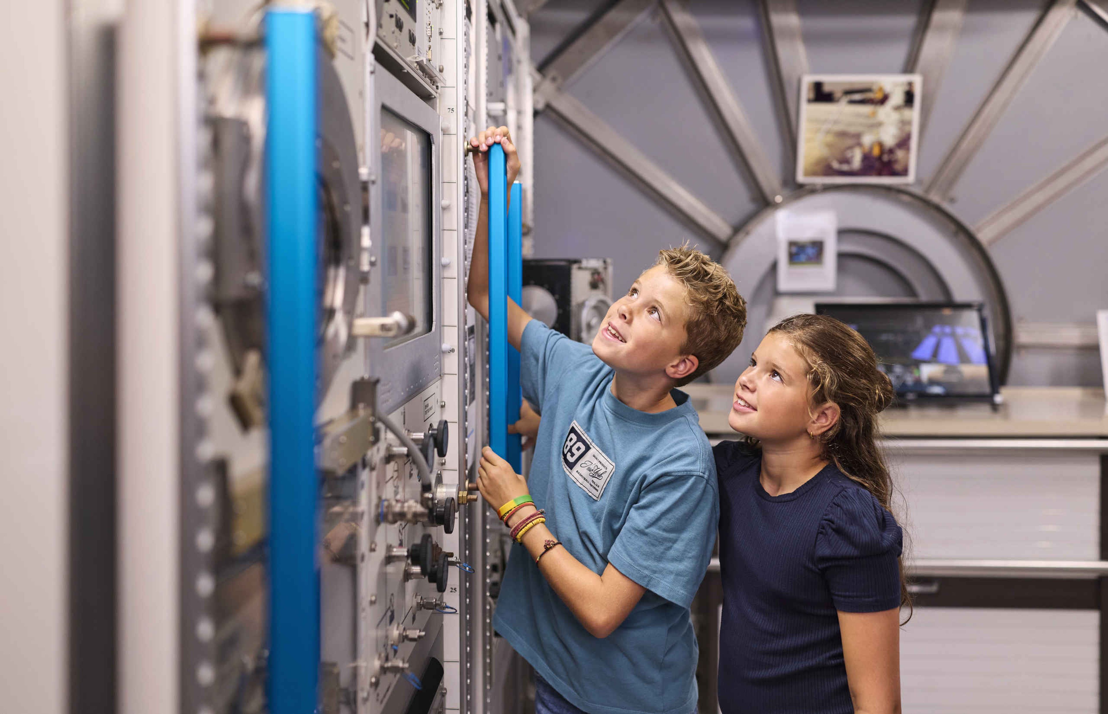 Twee kinderen doen een test tijdens Space College bij Luchtvaartmuseum Aviodrome.