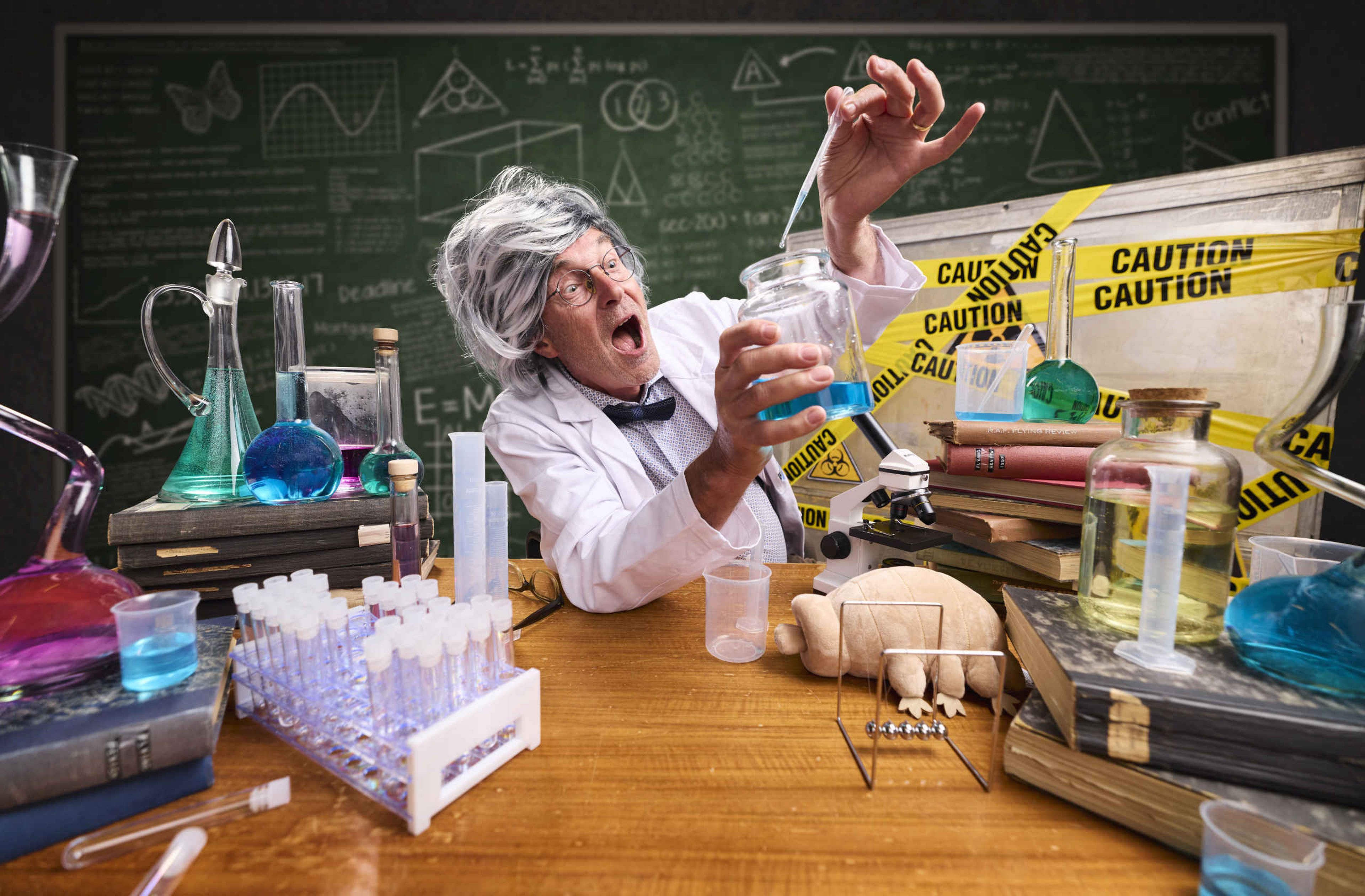 Een professor doet een test tijdens Space College bij Luchtvaartmuseum Aviodrome.