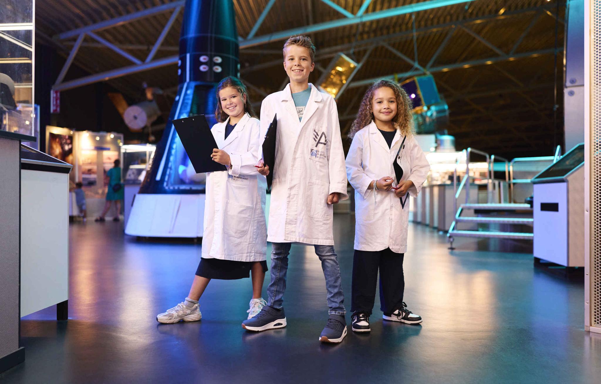 Drie kinderen bij Space College bij Luchtvaartmuseum Aviodrome.