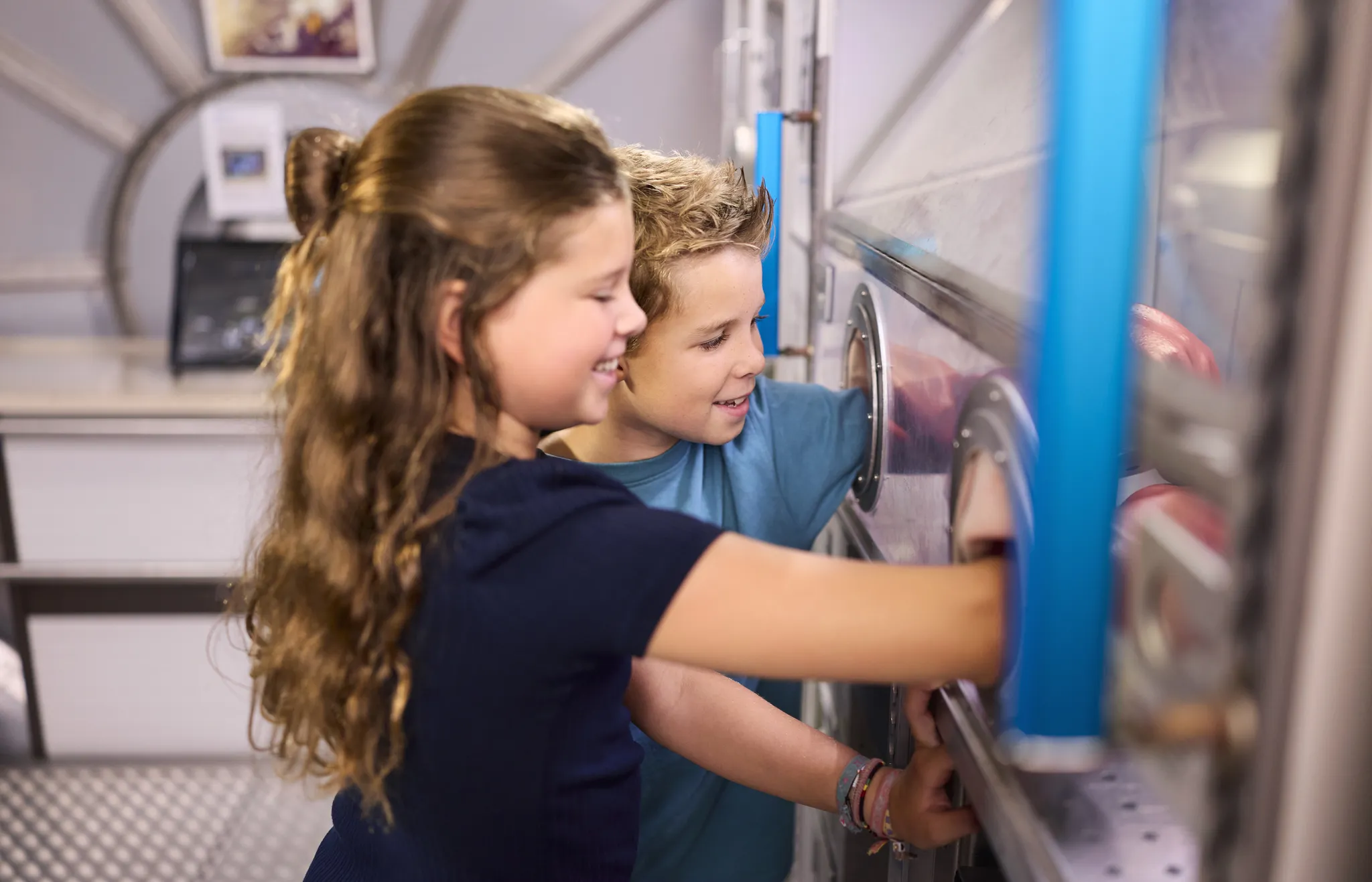 Twee kinderen doen een test bij Space College bij Luchtvaartmuseum Aviodrome.