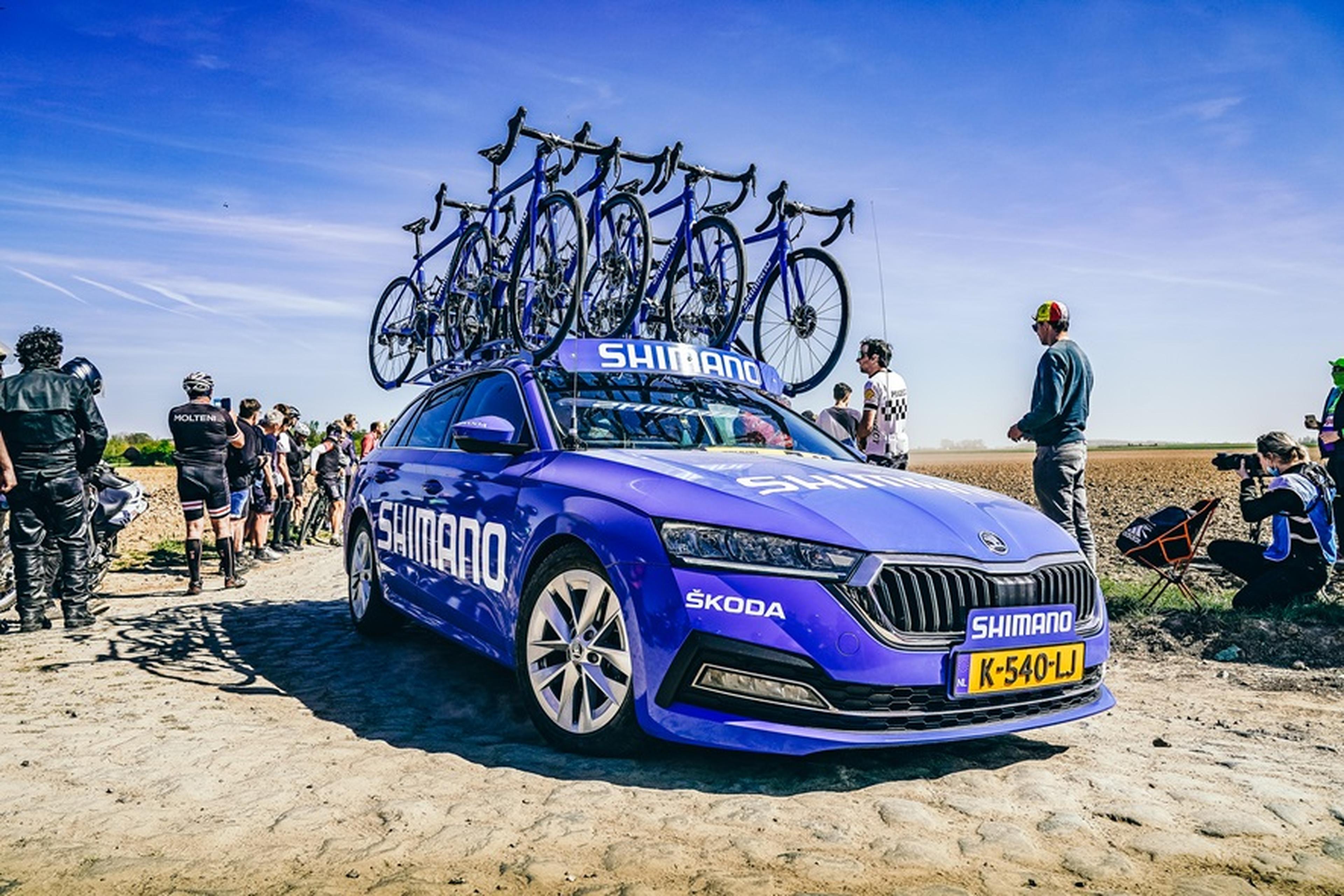 Auto tijdens Paris Roubaix Femmes 2022