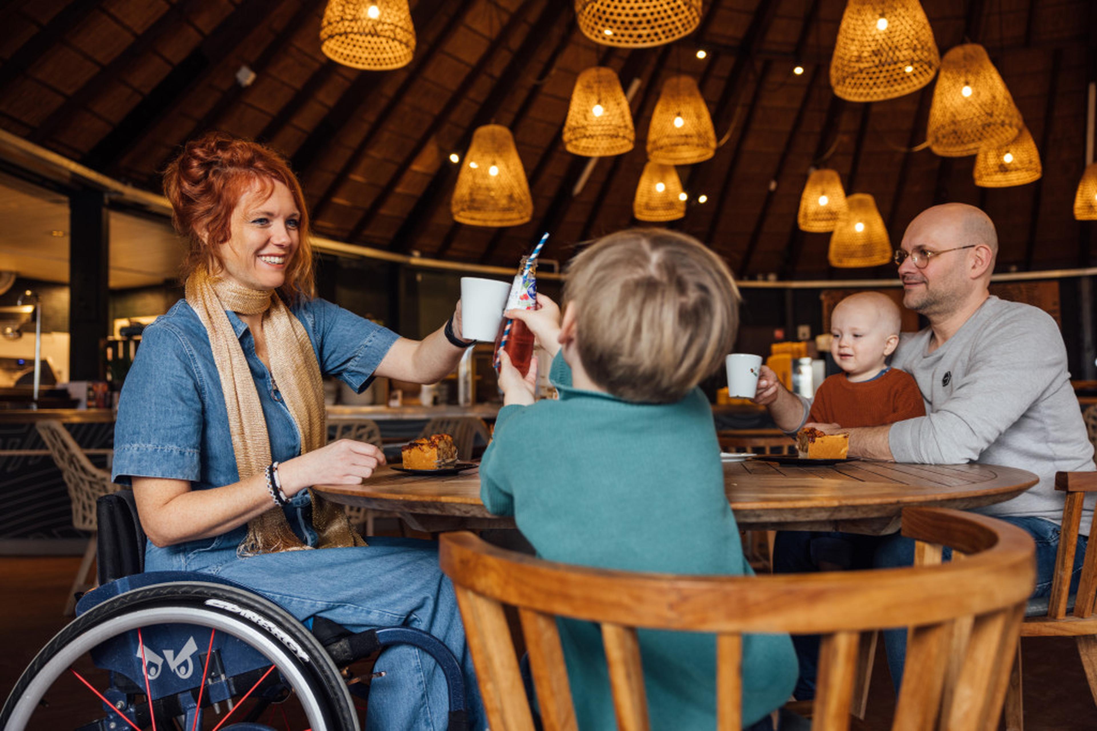 Vrouw in rolstoel in een restaurant