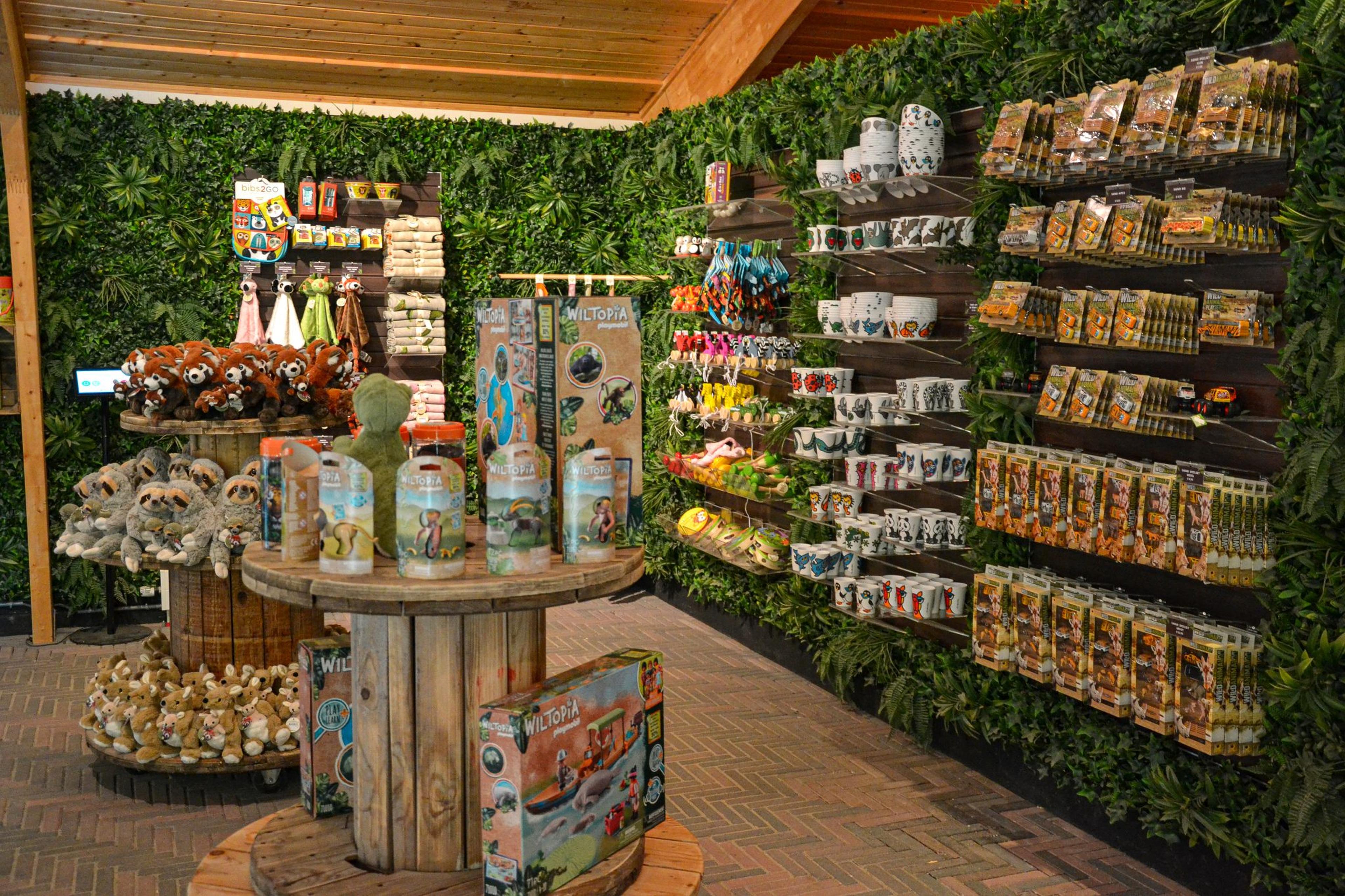 zooparc souvenirshop wand tafels knuffels bekers souvenirs scaled